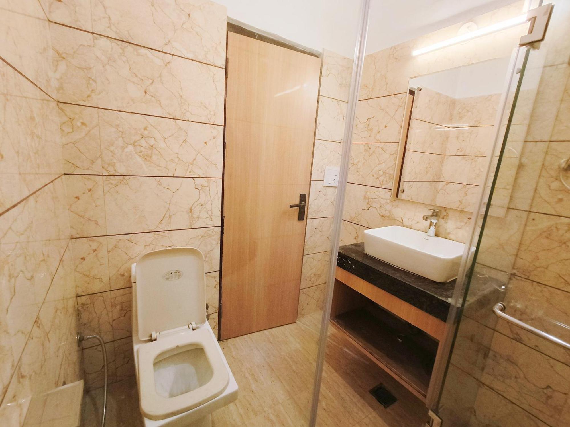 Ricky International, Hotel