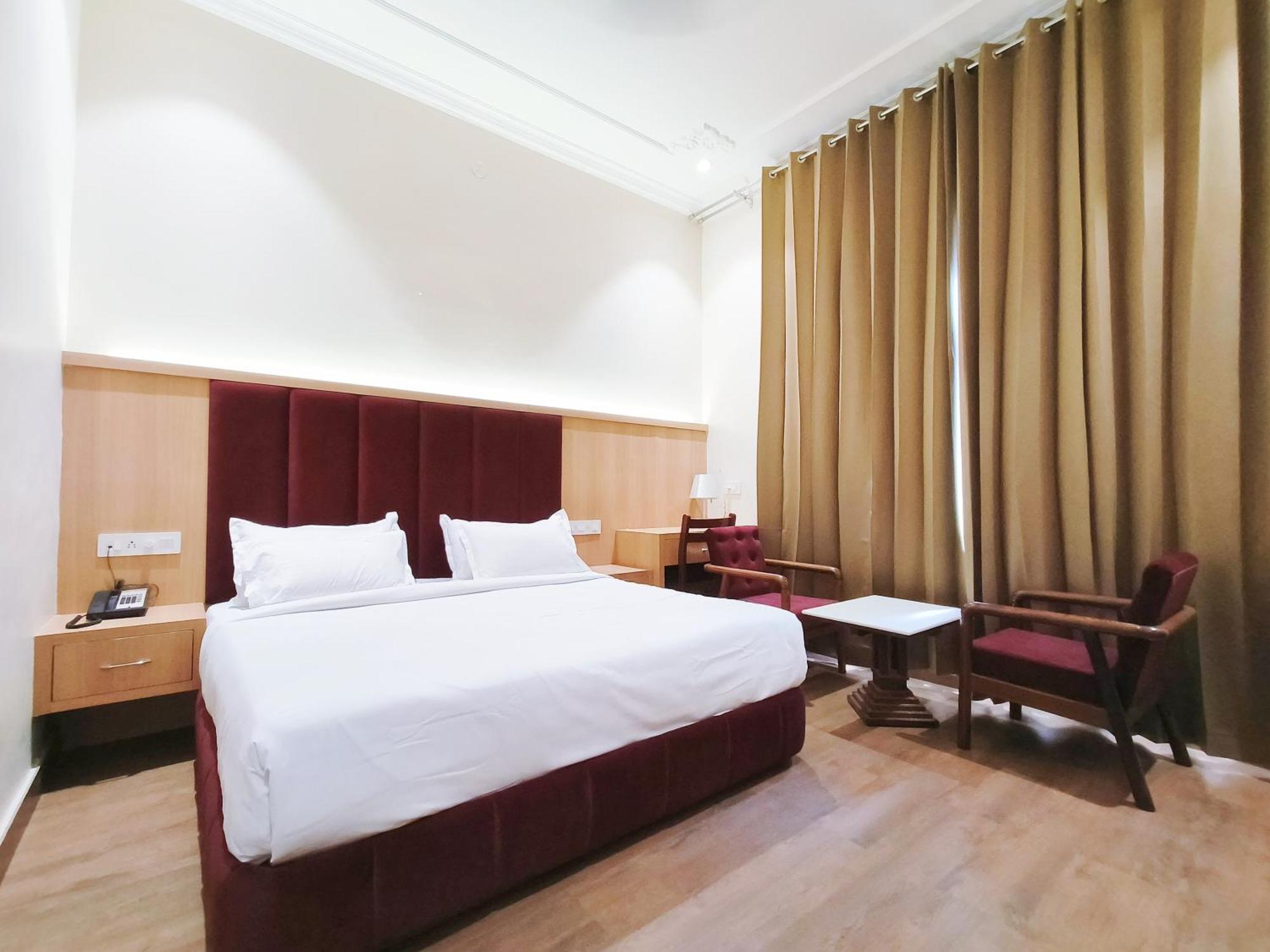 Ricky International, Hotel