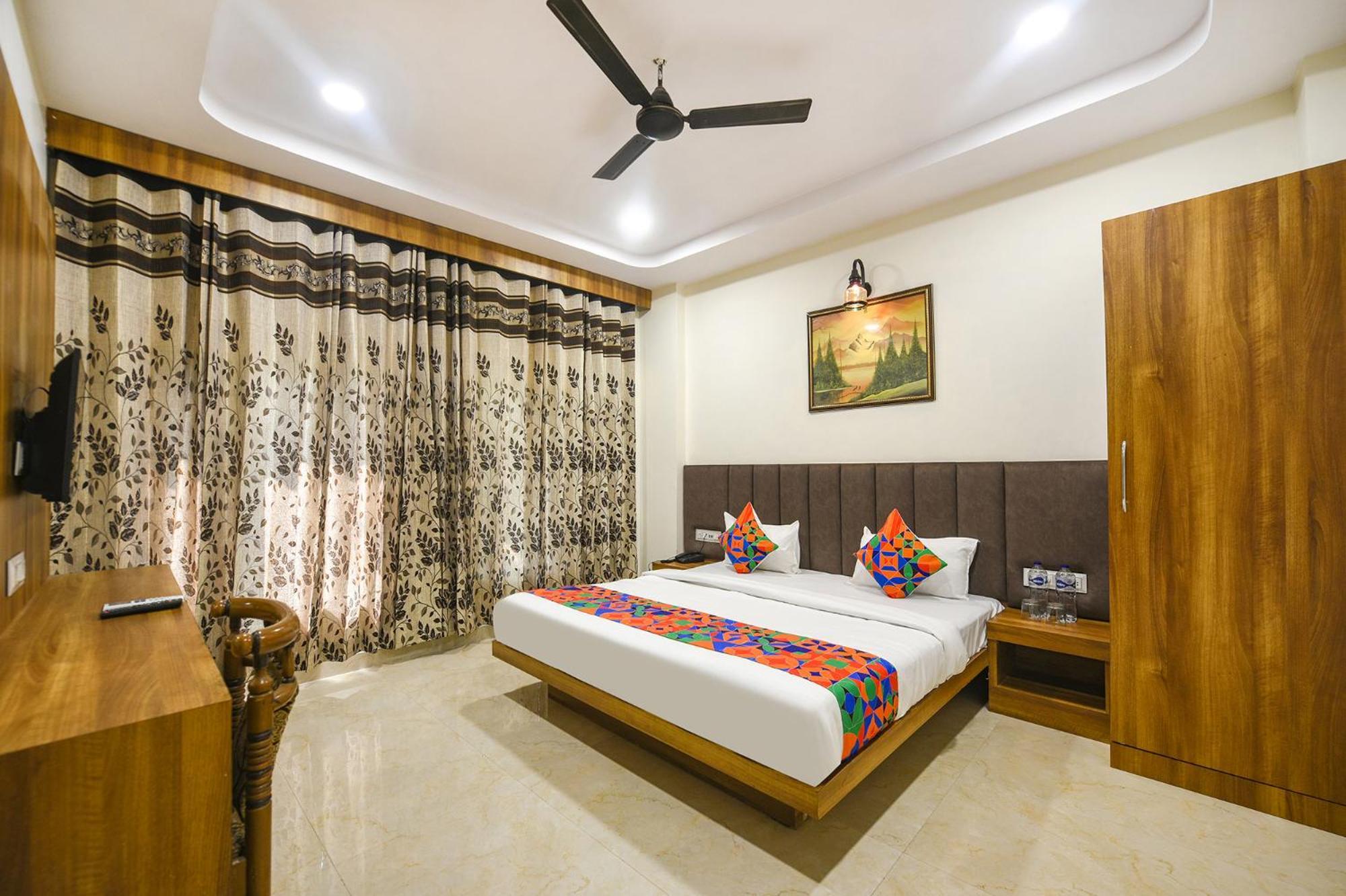 Fabhotel Golden Tree Hotel