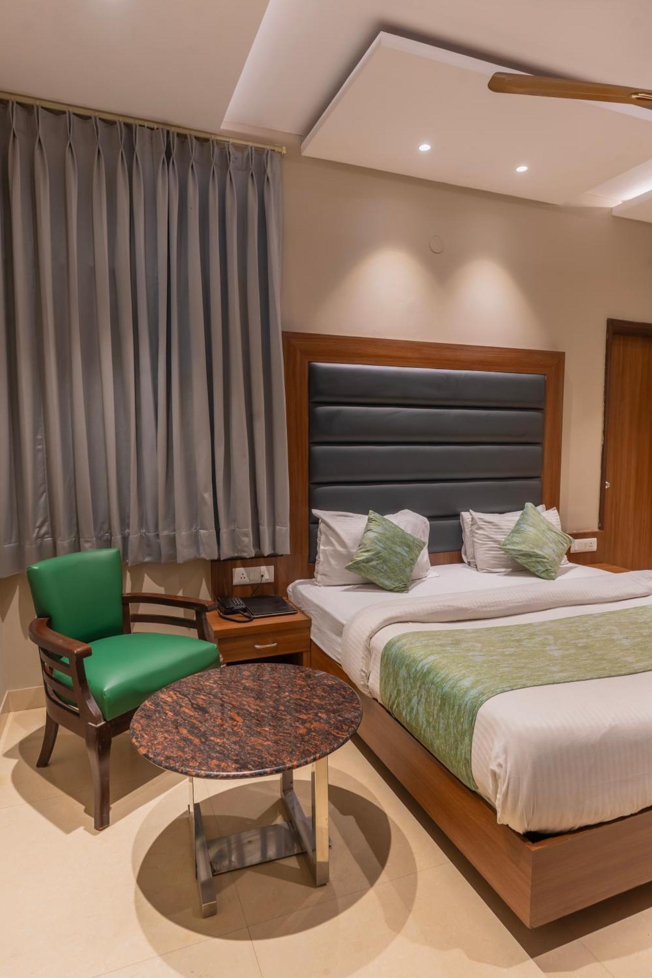 International 2 Min Walk From Bus Stand 3*