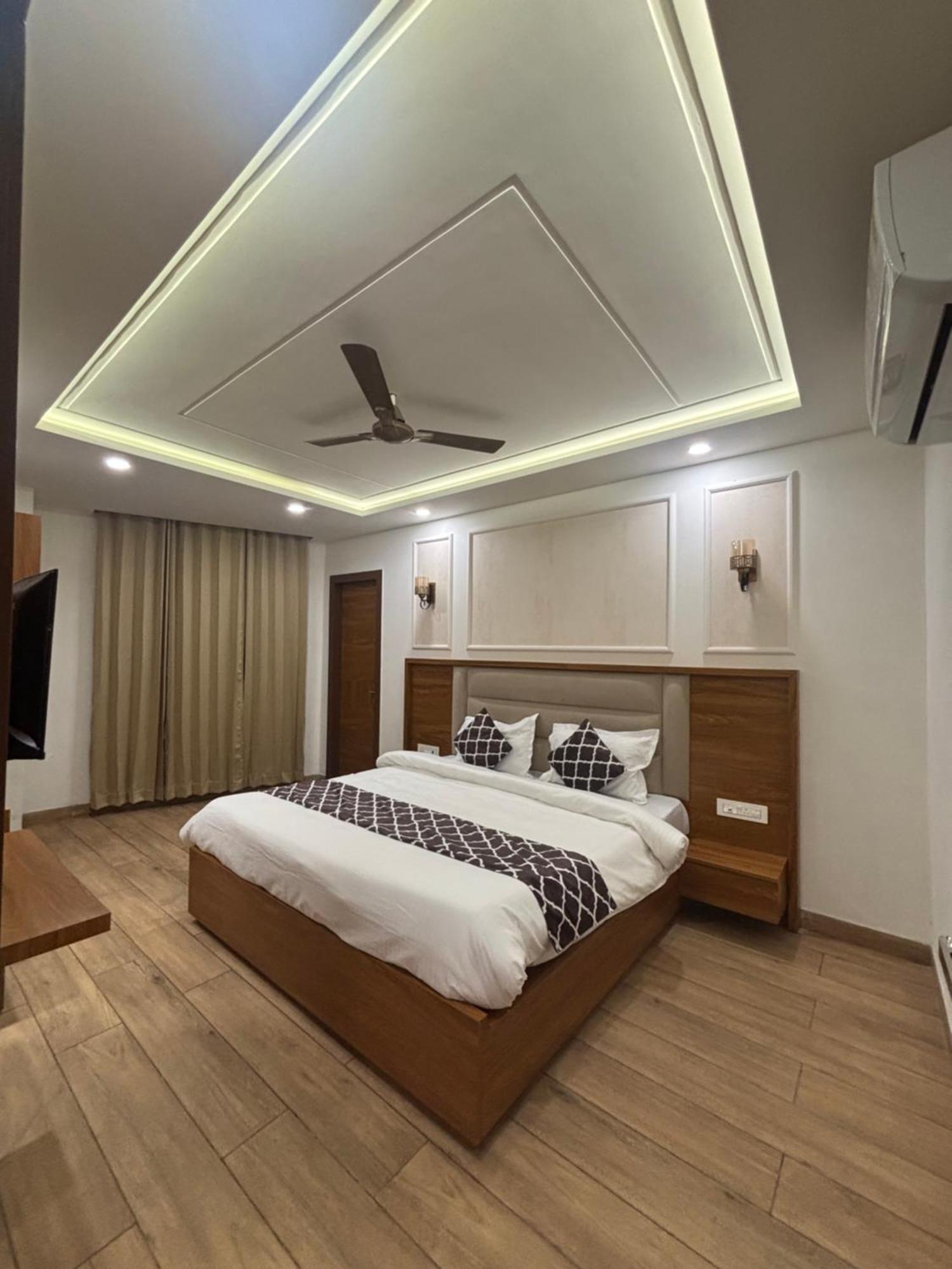 Hotel G R Residency Golden Temple Just 2 Mins Walking Distance From