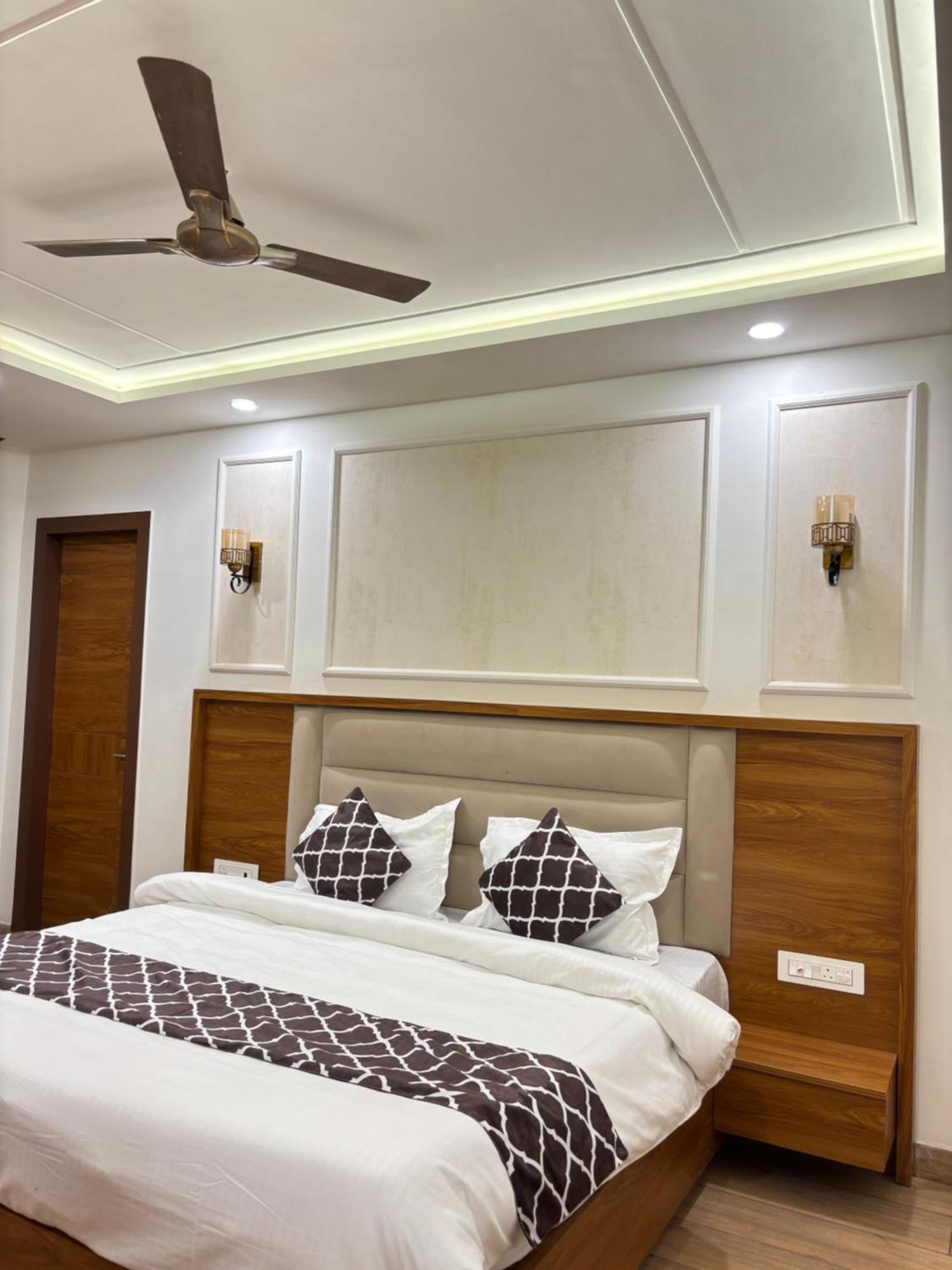 Hotel G R Residency Golden Temple Just 2 Mins Walking Distance From 2*