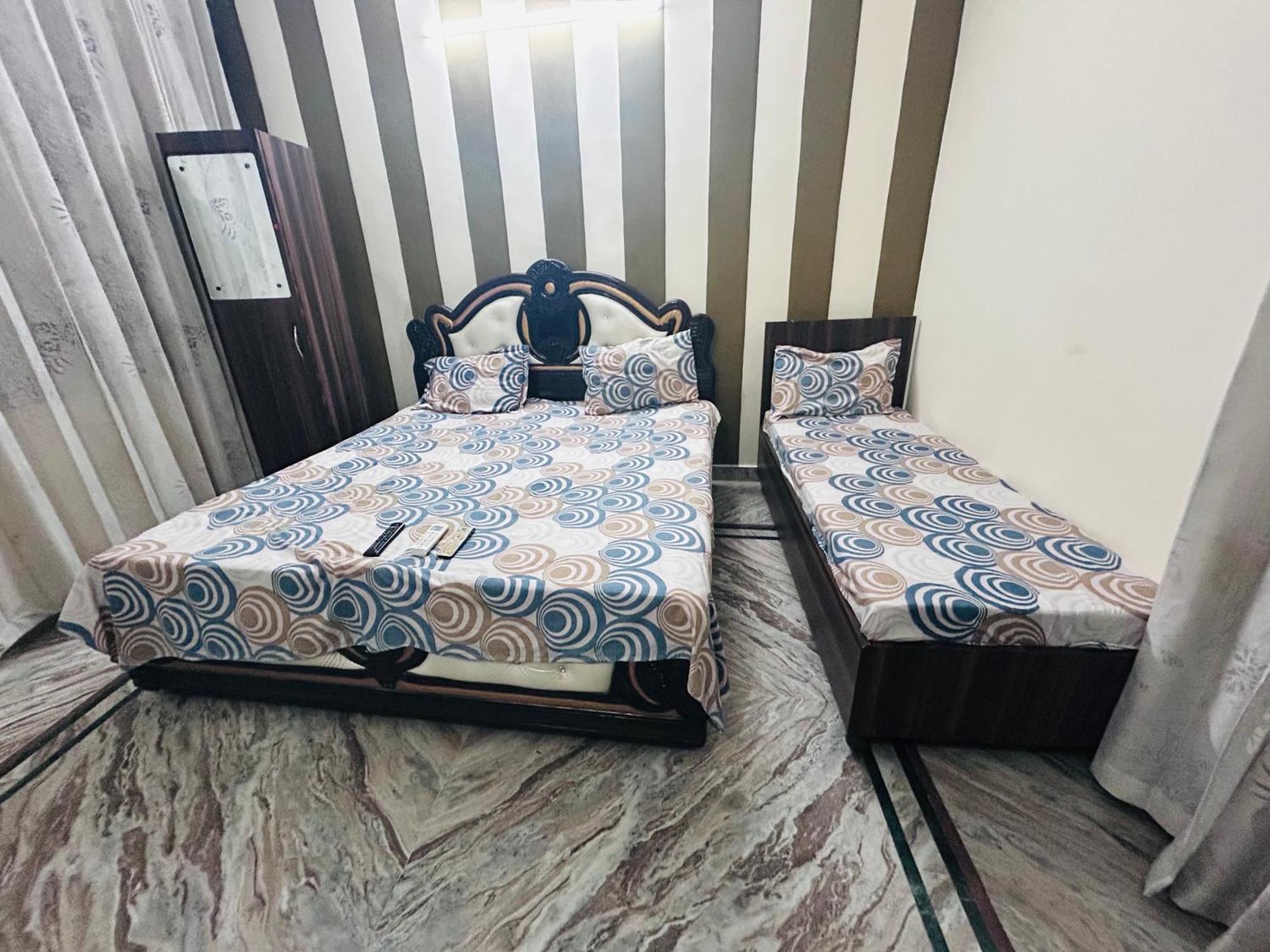 Bed & Breakfast S4 Home Stay Hotel - Five Mint Walk From Golden Temple Amritsar