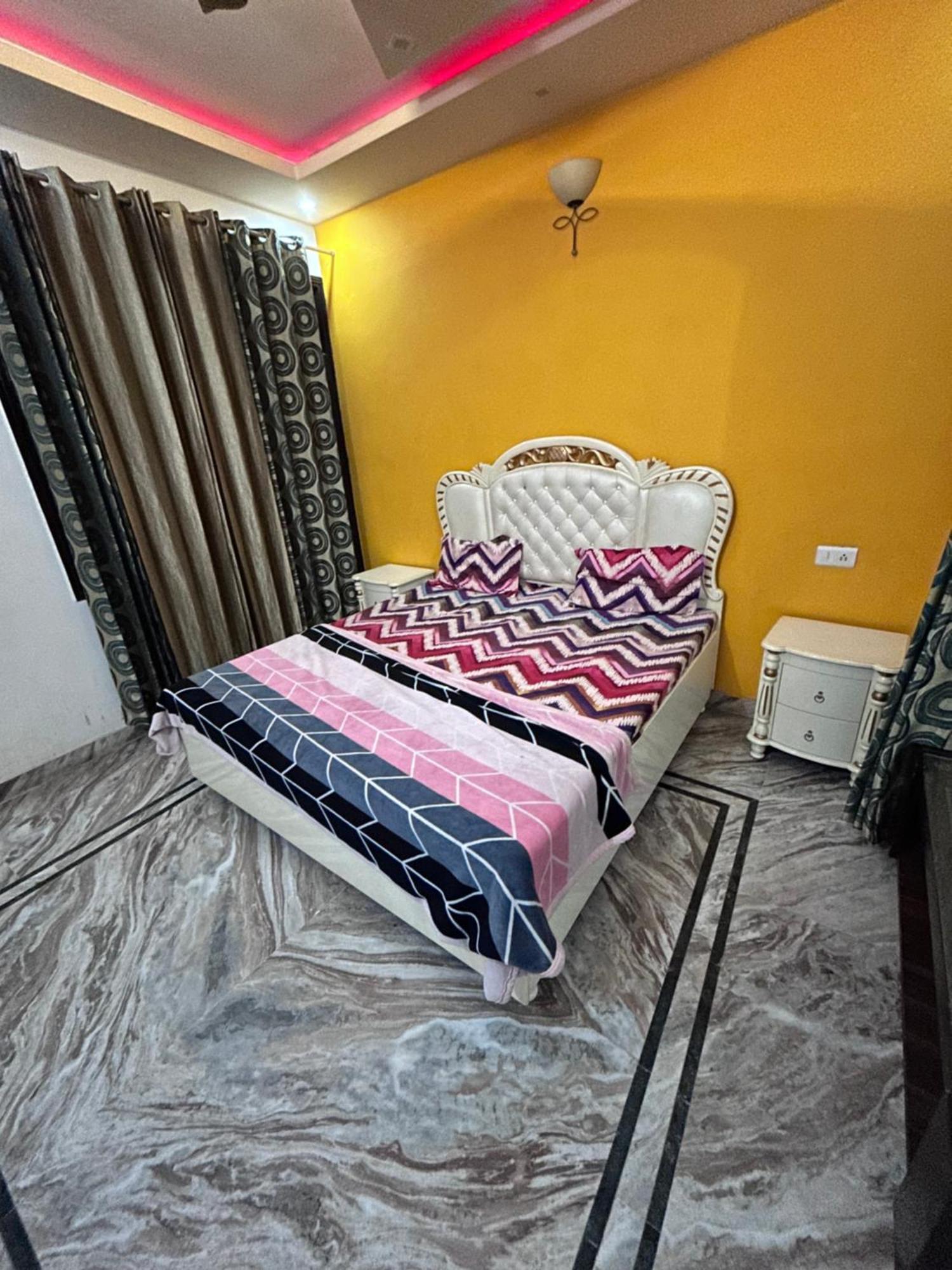 S4 Home Stay Hotel - Five Mint Walk From Golden Temple Bed & Breakfast 3*
