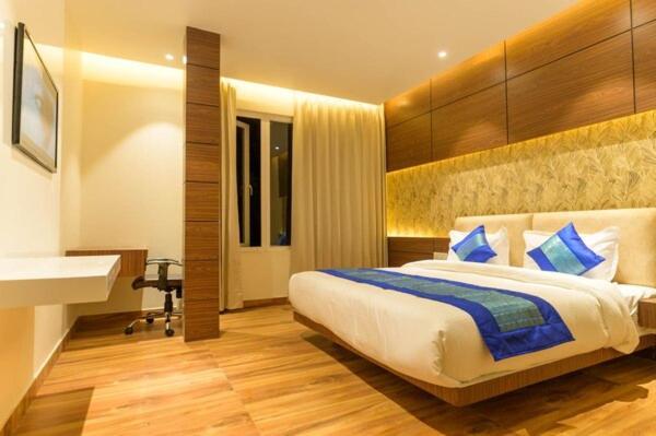 Hotel Stamps Golden Lagoon By Eight Continents - Opposite To Golden Temple