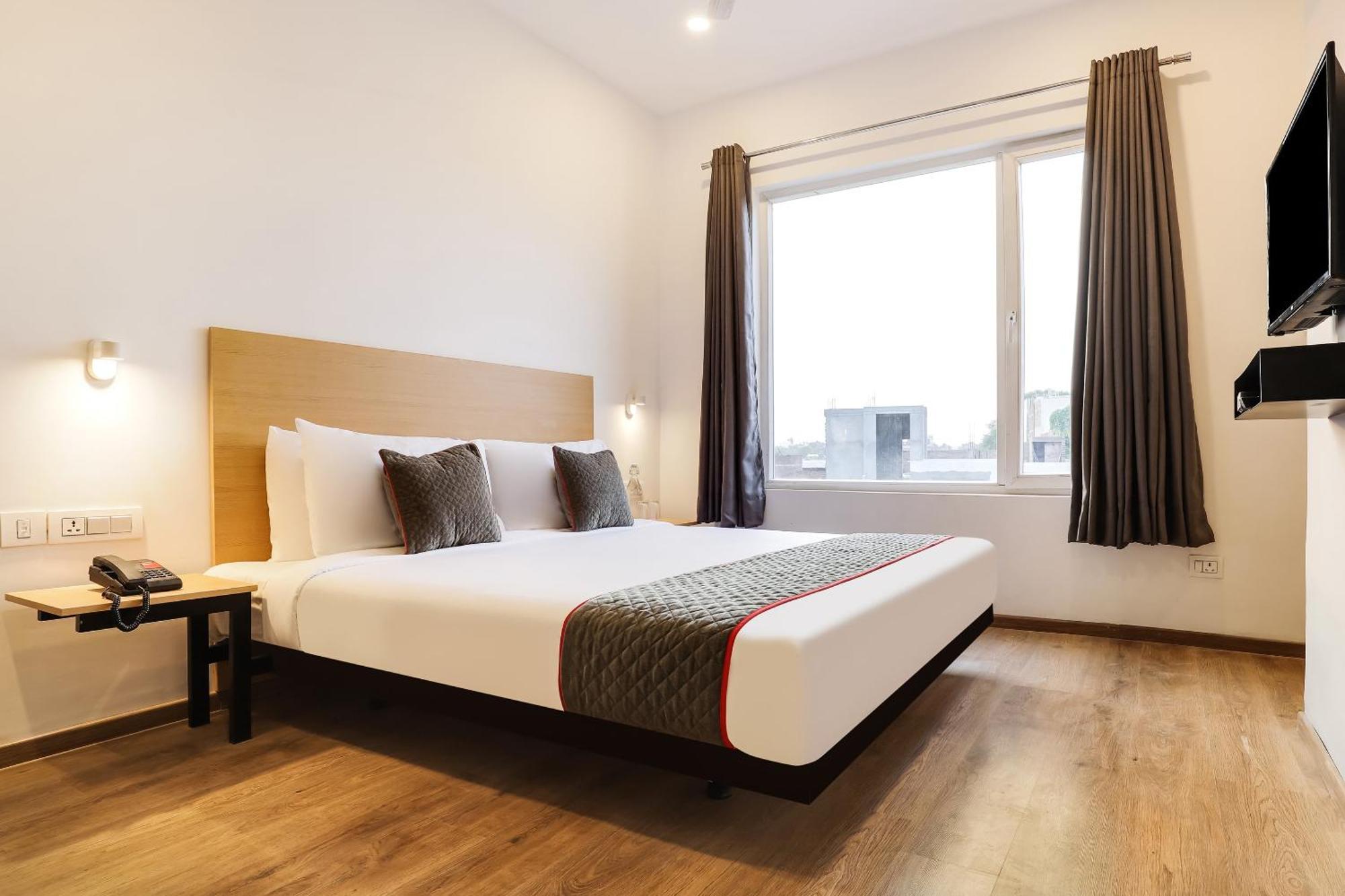 Super Townhouse Golden Avenue Road 4*