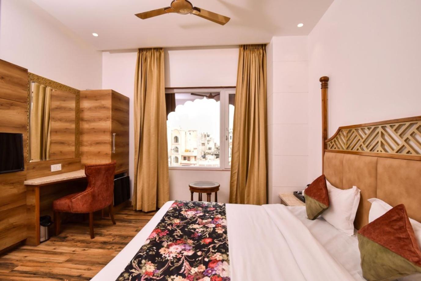 Rv Golden 50 Mtr From Golden Temple Hotel Amritsar