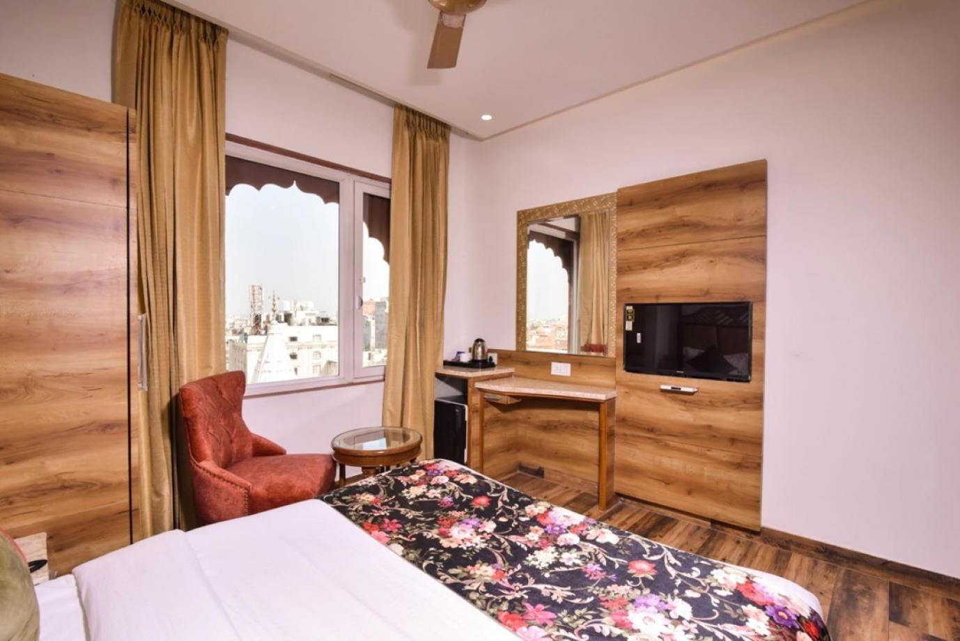 Rv Golden 50 Mtr From Golden Temple Hotel 3*