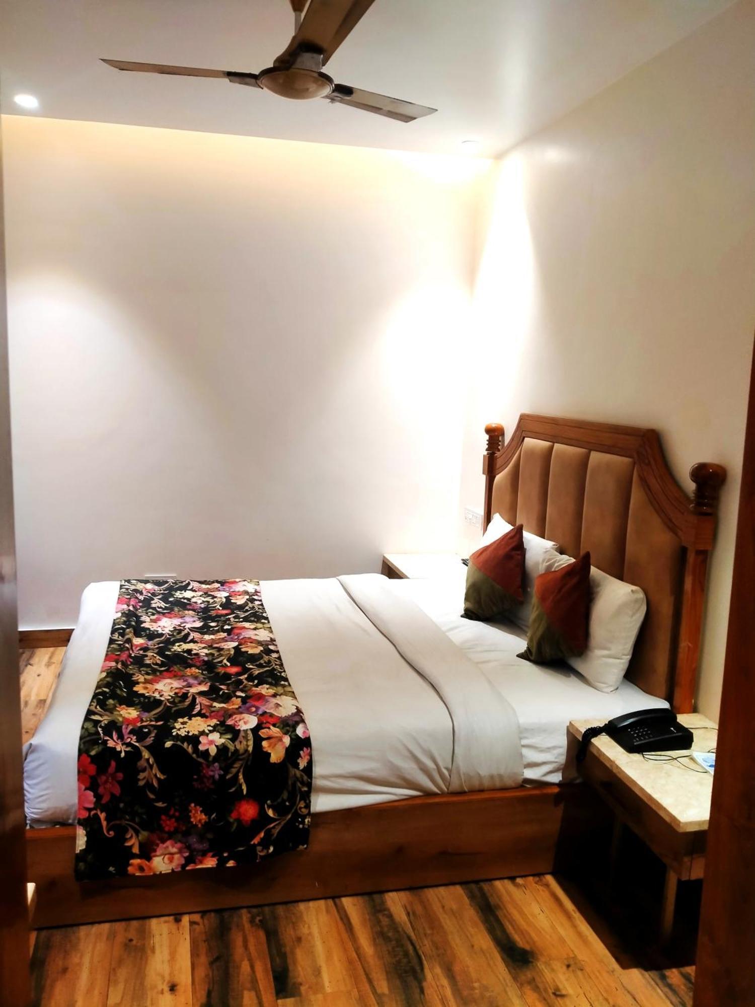 Hotel Rv Golden 50 Mtr From Golden Temple Amritsar