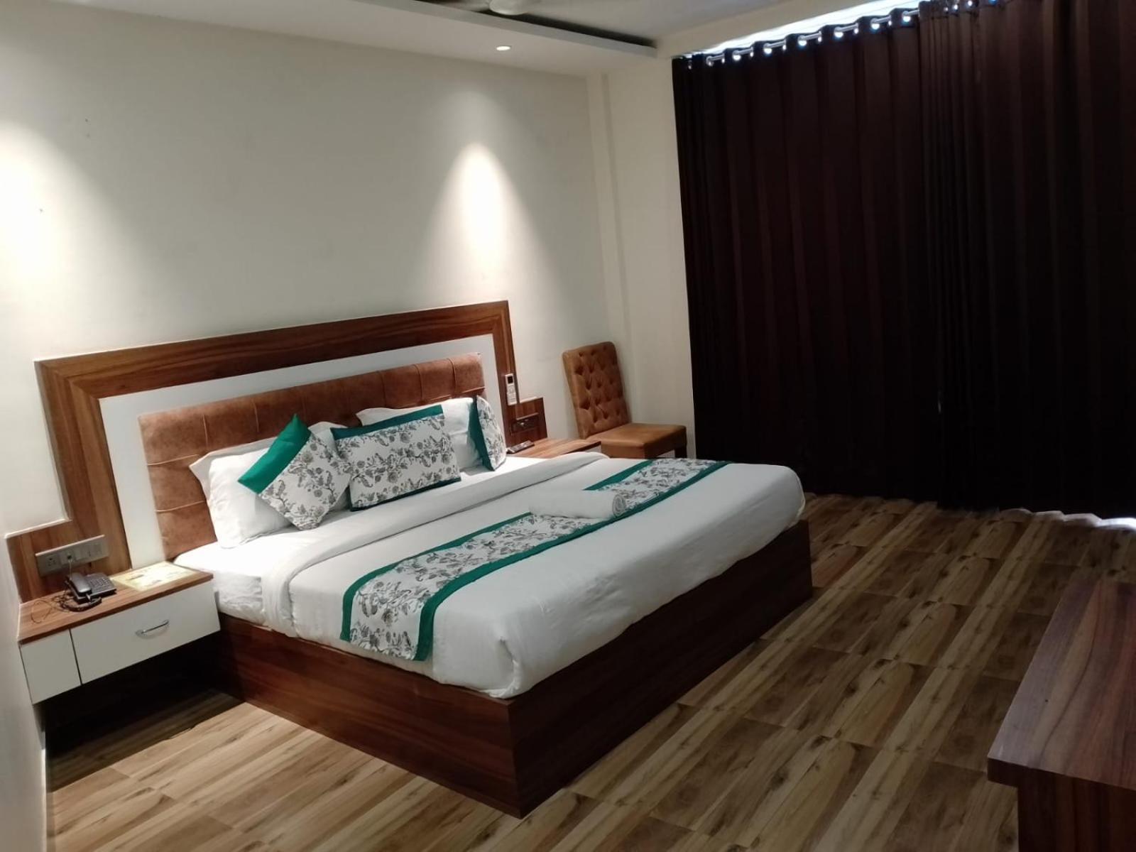 White House 350 Mtr From Golden Temple Hotel 4*