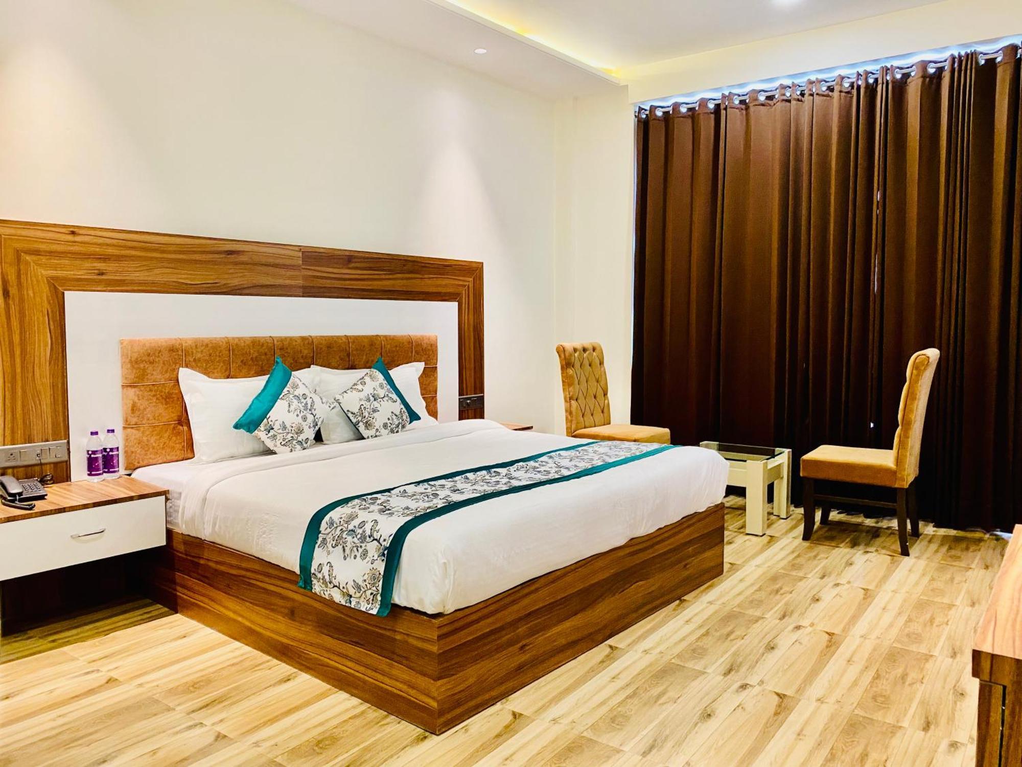 White House 350 Mtr From Golden Temple Hotel 4*
