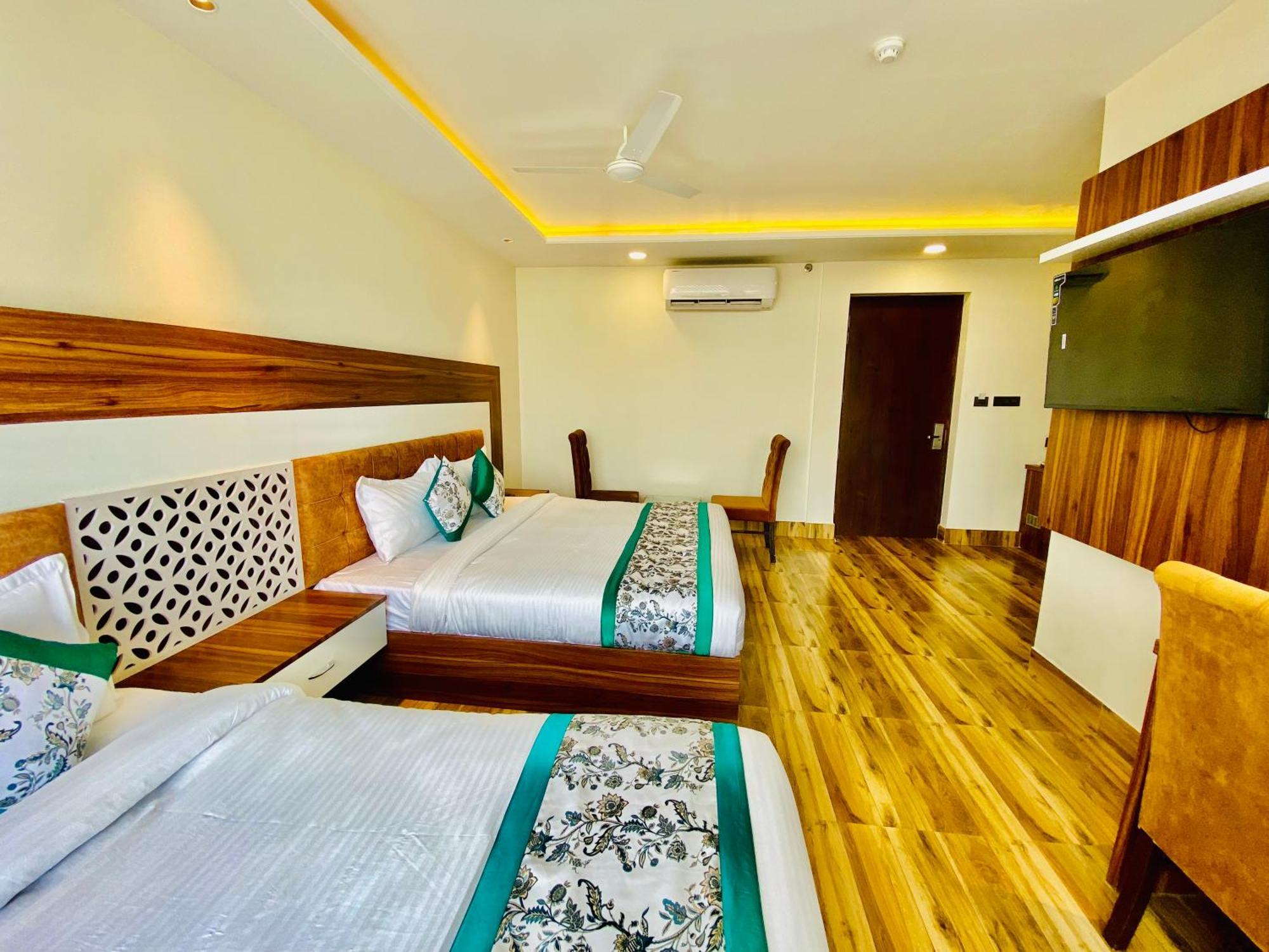 White House 350 Mtr From Golden Temple Hotel 4*