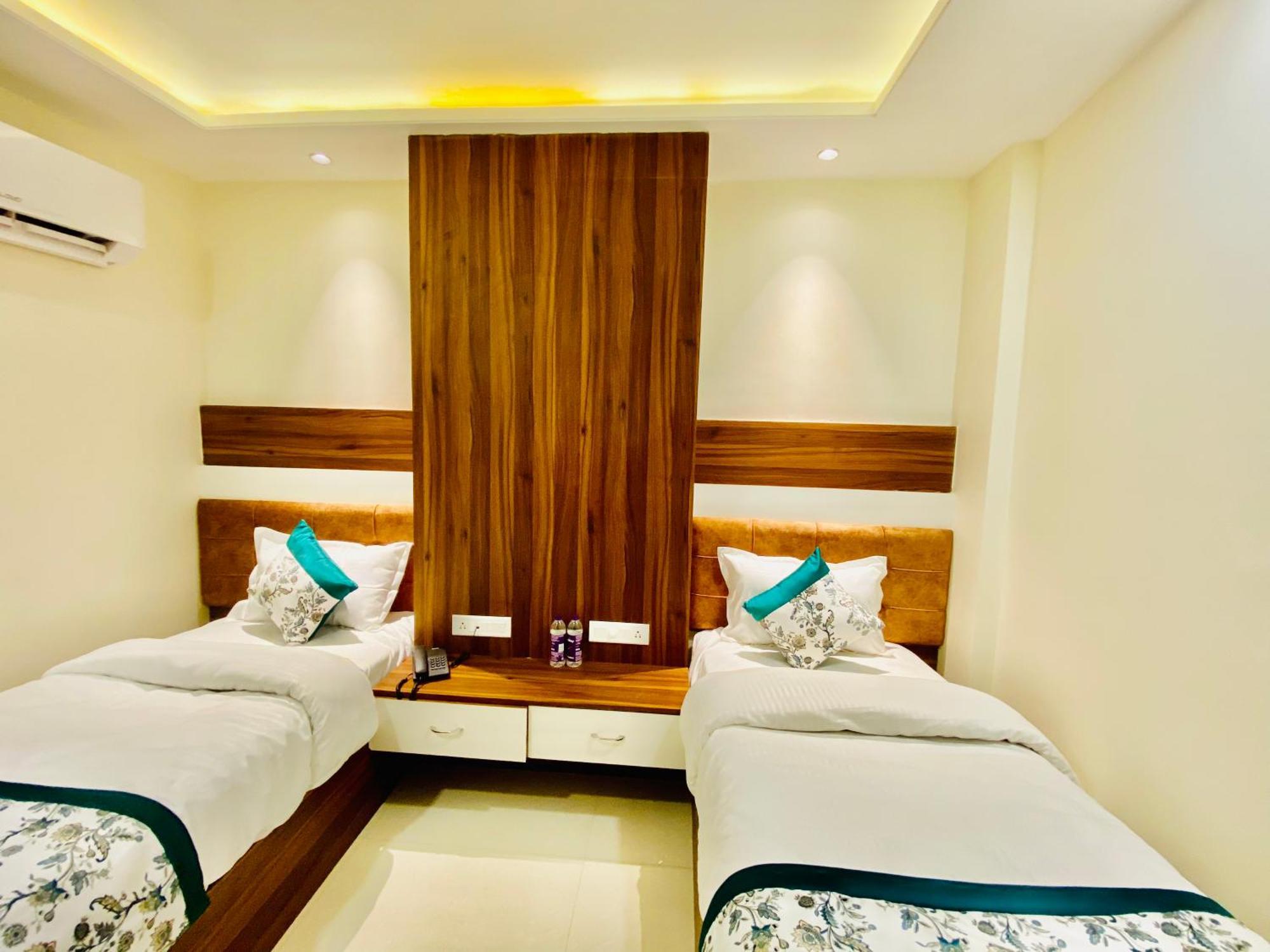 Hotel White House 350 Mtr From Golden Temple