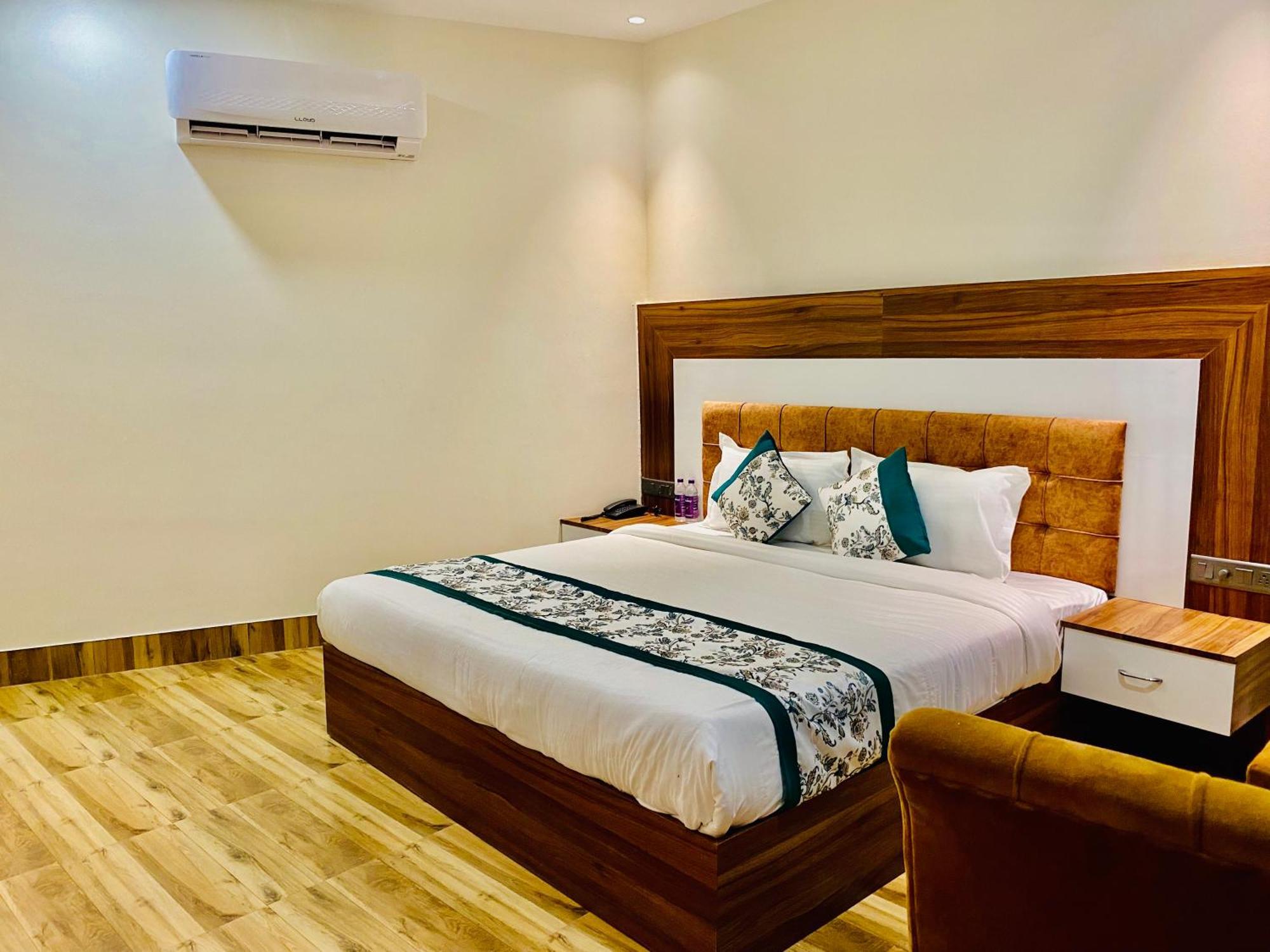 White House 350 Mtr From Golden Temple Hotel 4*