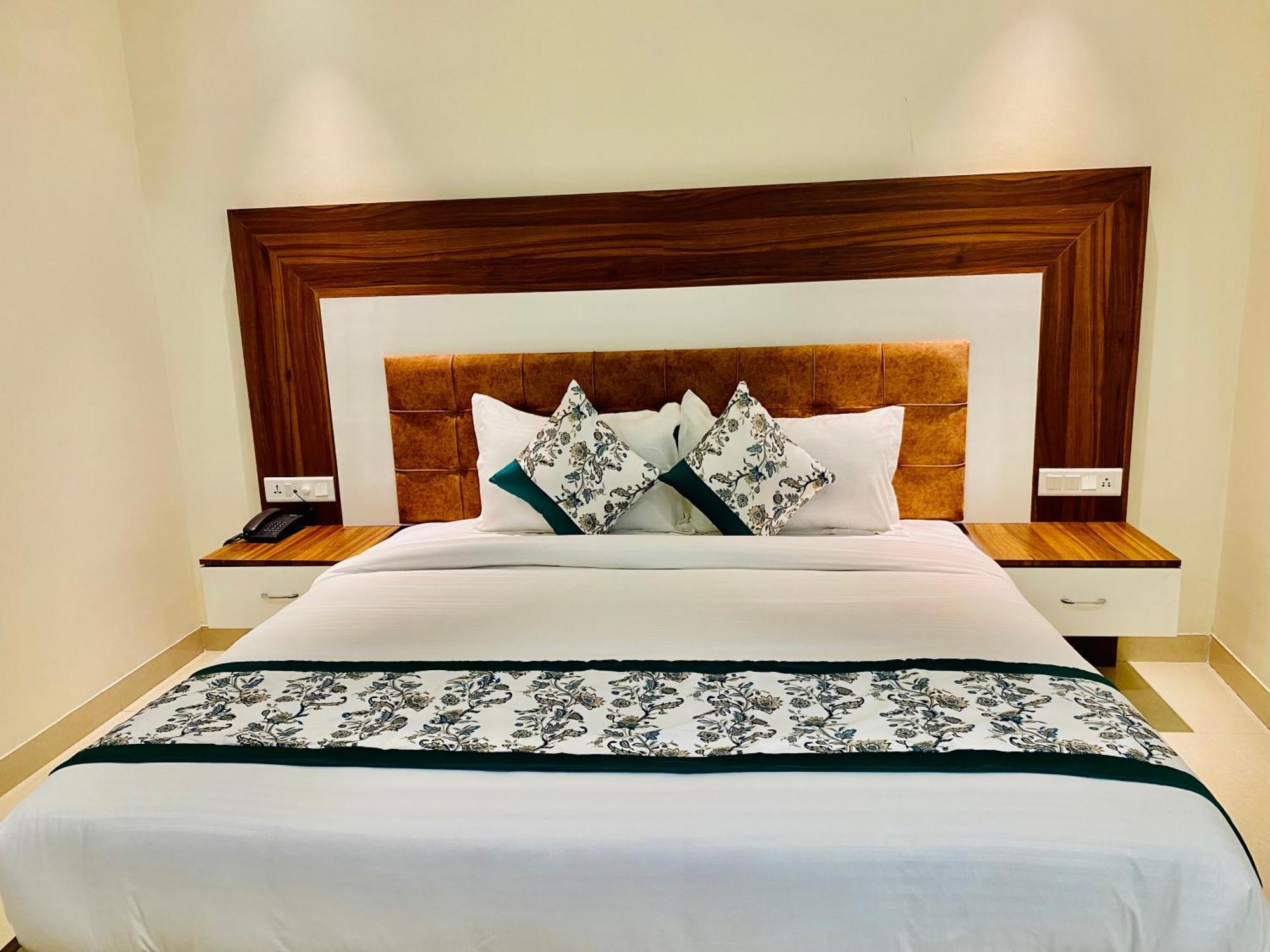 Hotel White House 350 Mtr From Golden Temple