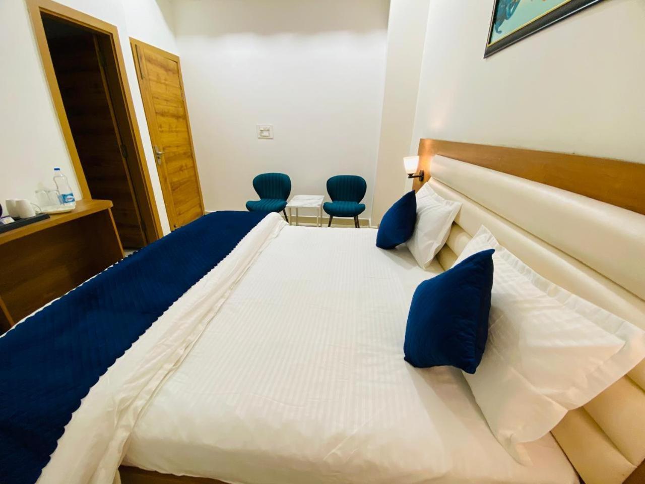 Ry Luxuries Hotel 3*