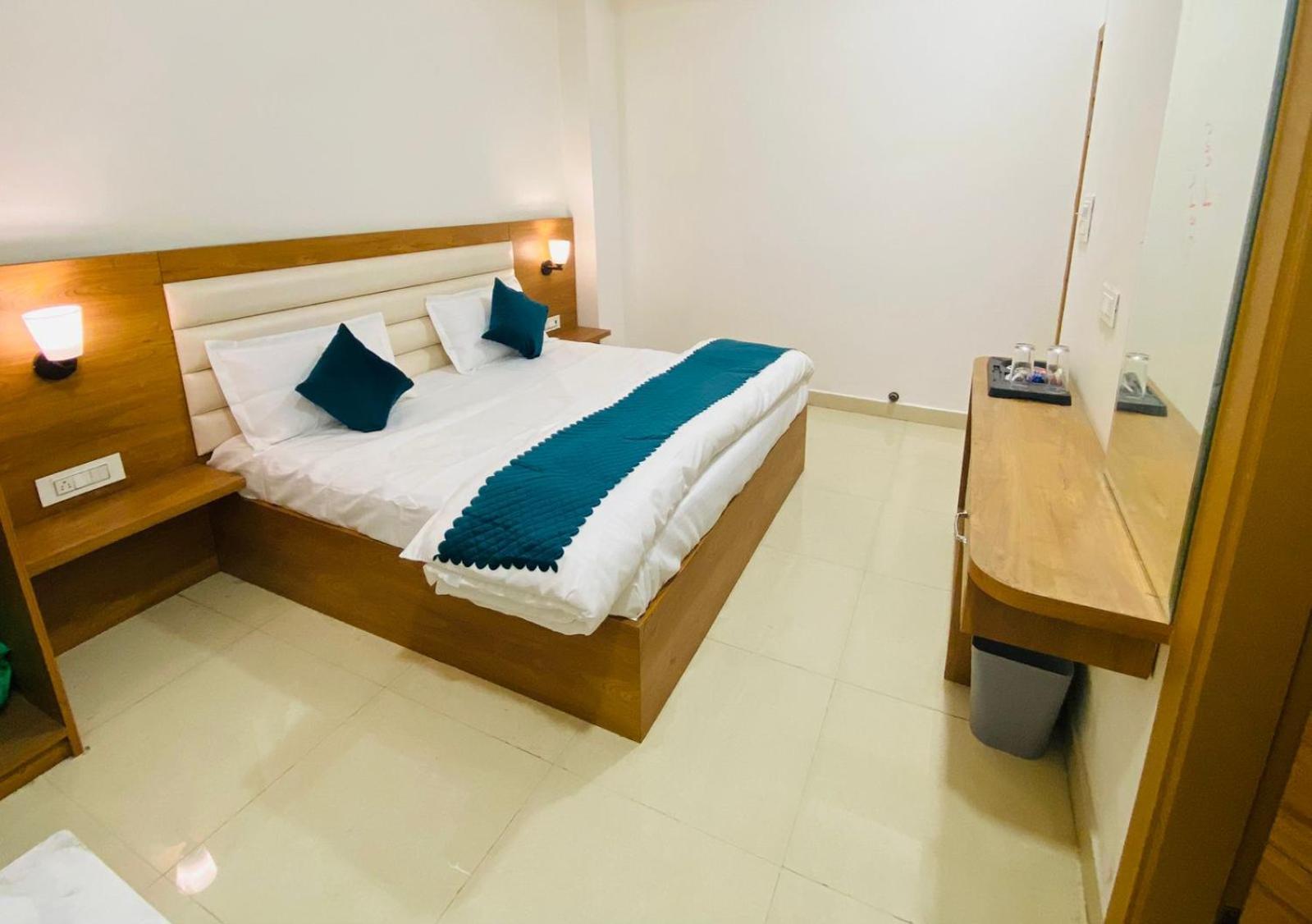Ry Luxuries Hotel 3*