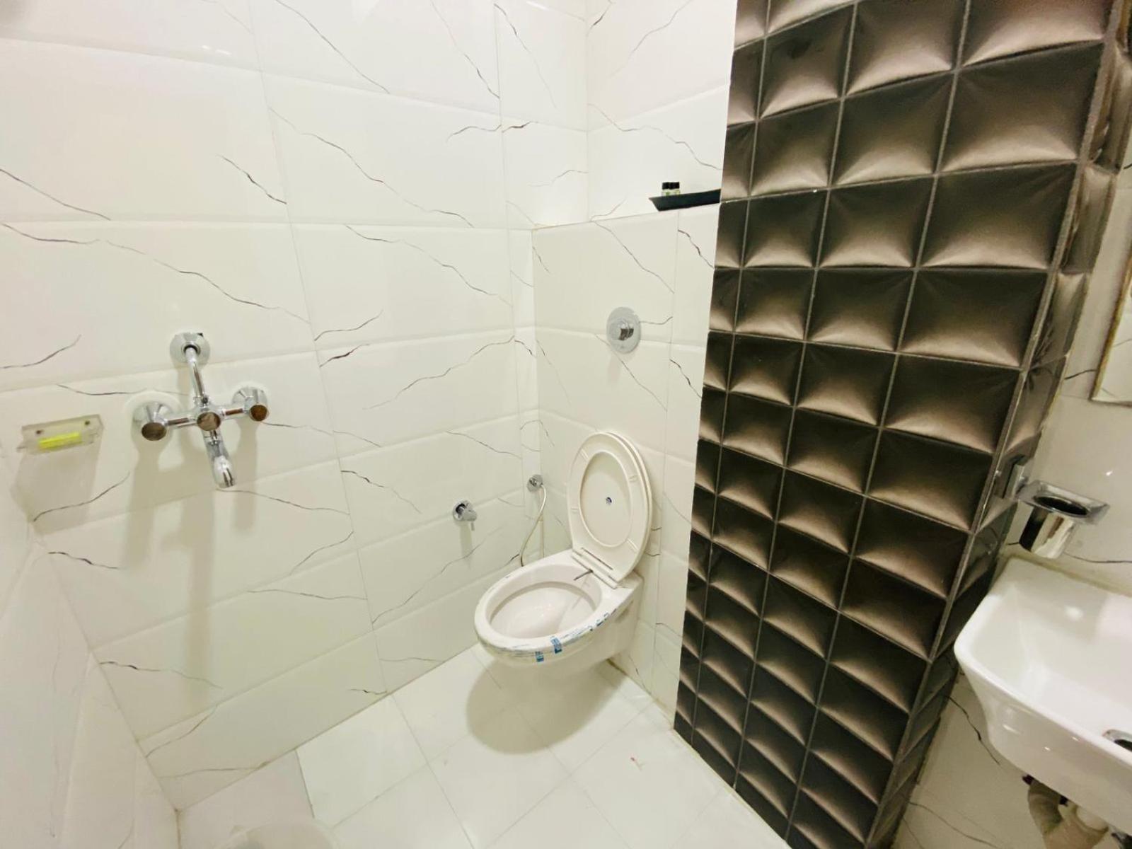 Ry Luxuries Hotel