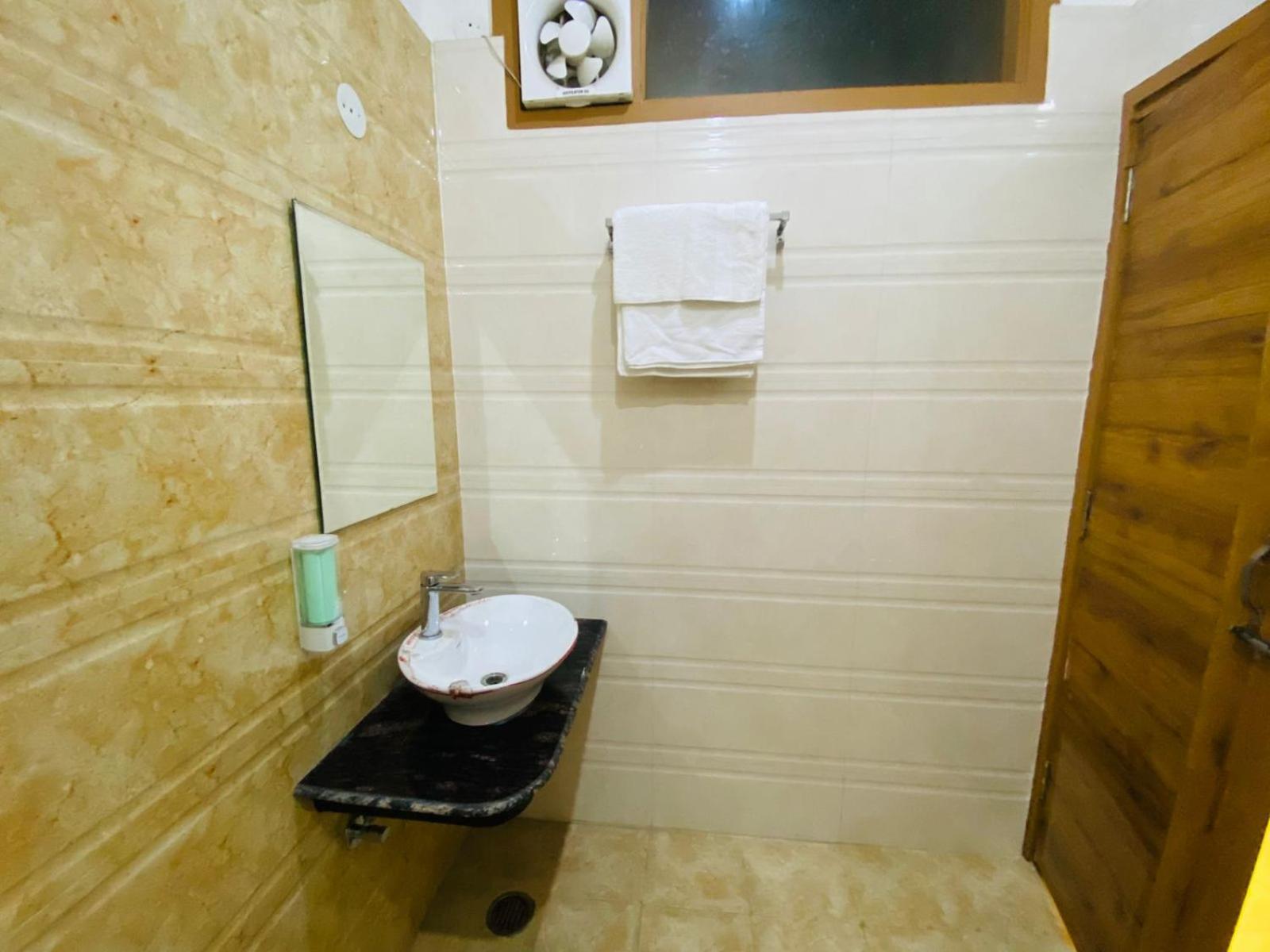 Ry Luxuries Hotel