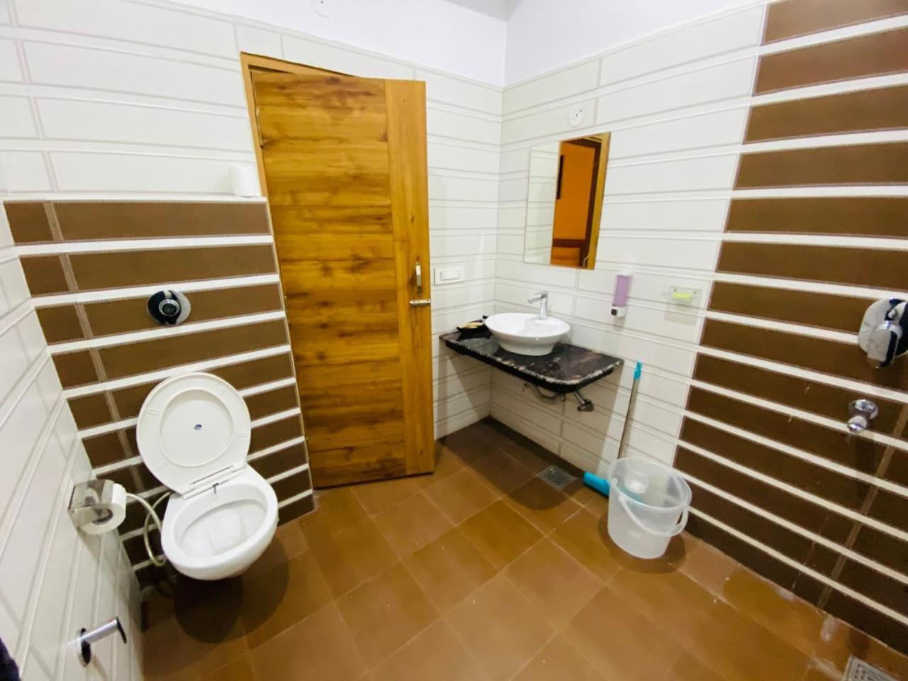 Ry Luxuries Hotel