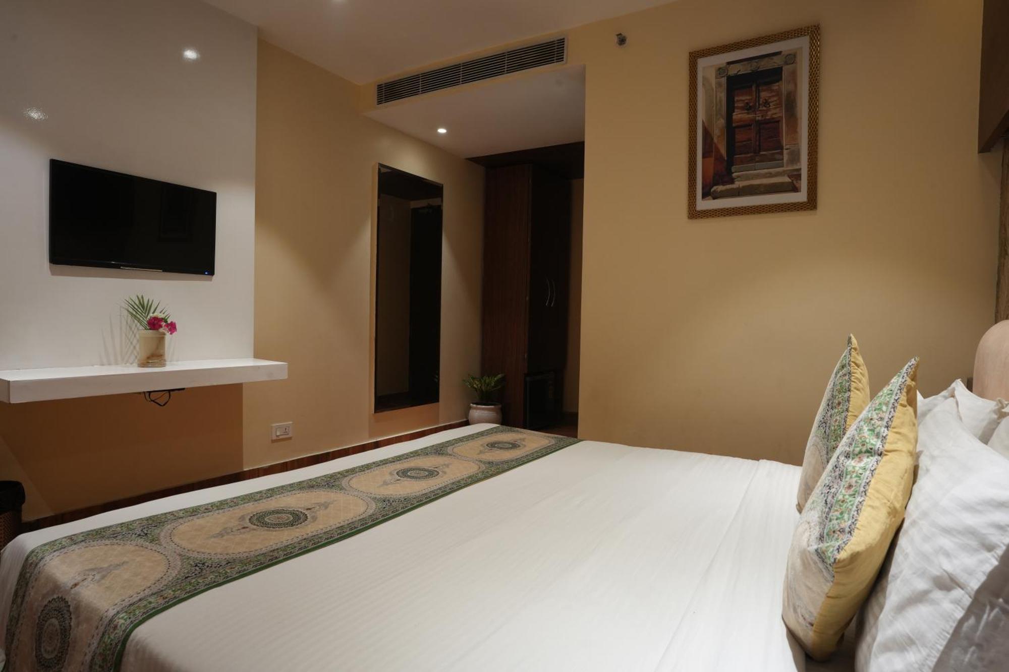 Hotel Stamps Golden Lagoon By Eight Continents - Opposite To Golden Temple