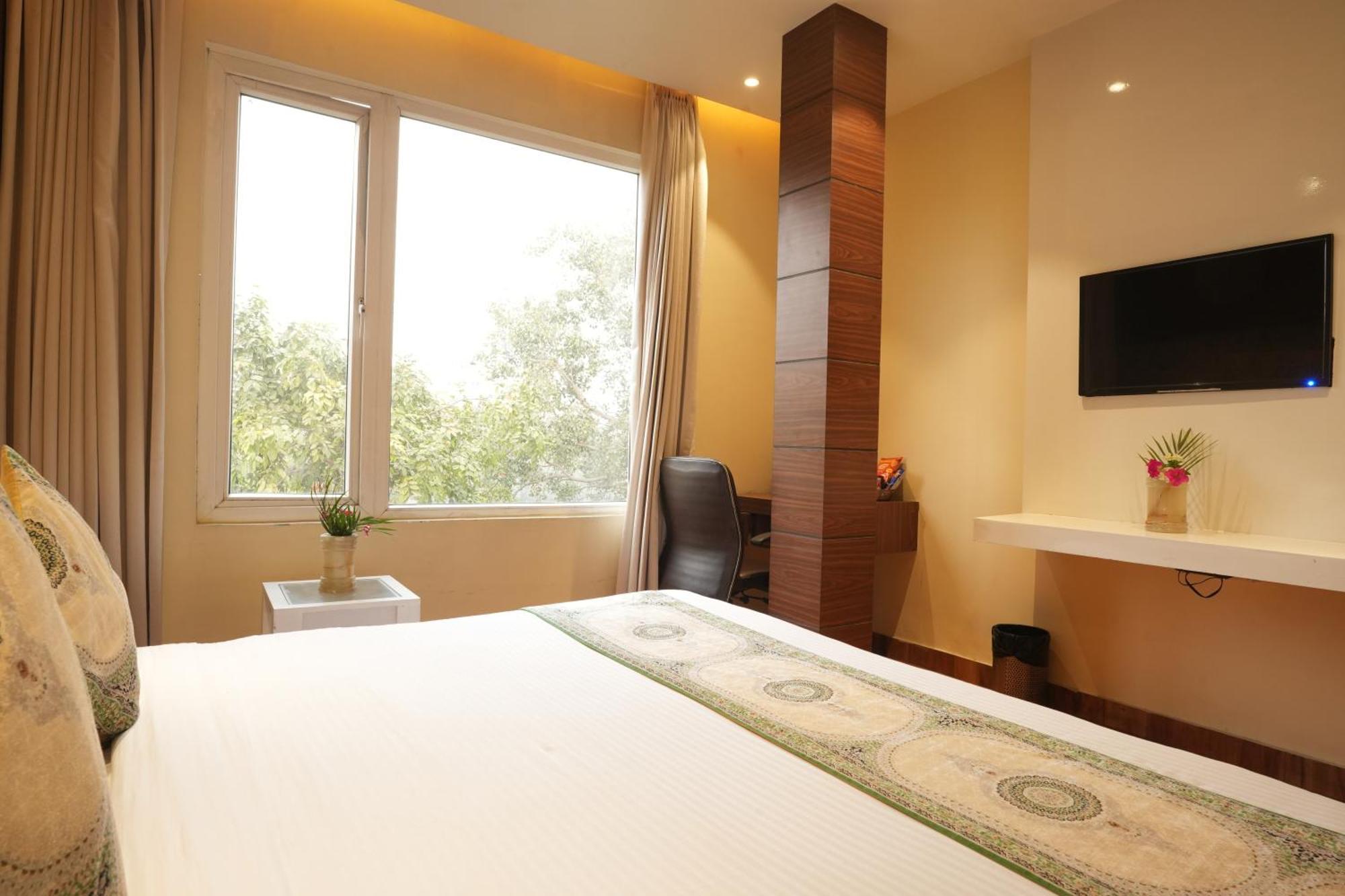 Hotel Stamps Golden Lagoon By Eight Continents - Opposite To Golden Temple 3*