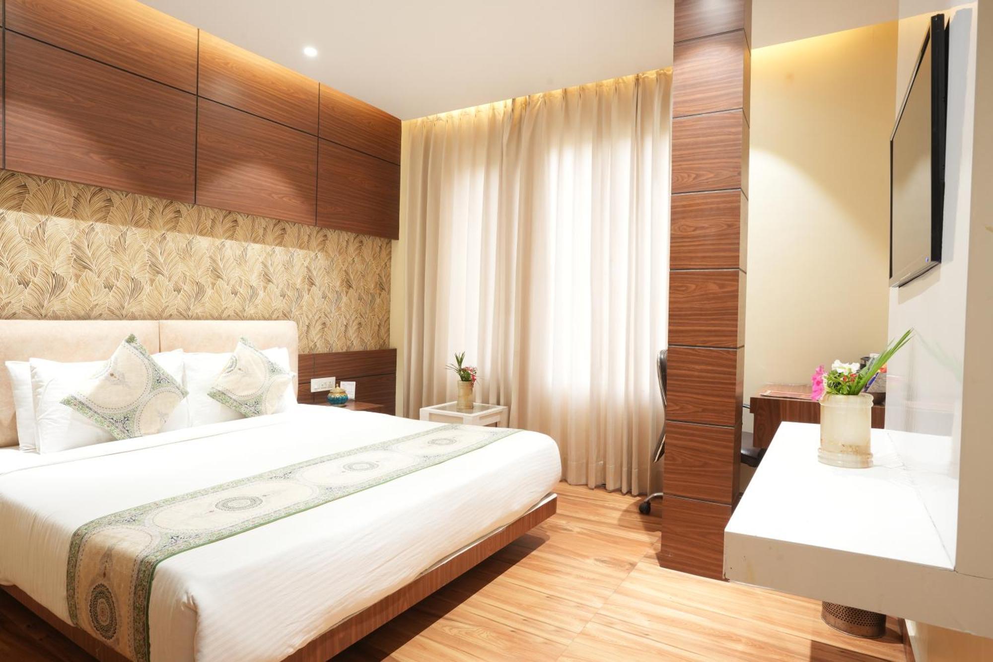 Hotel Stamps Golden Lagoon By Eight Continents - Opposite To Golden Temple 3*