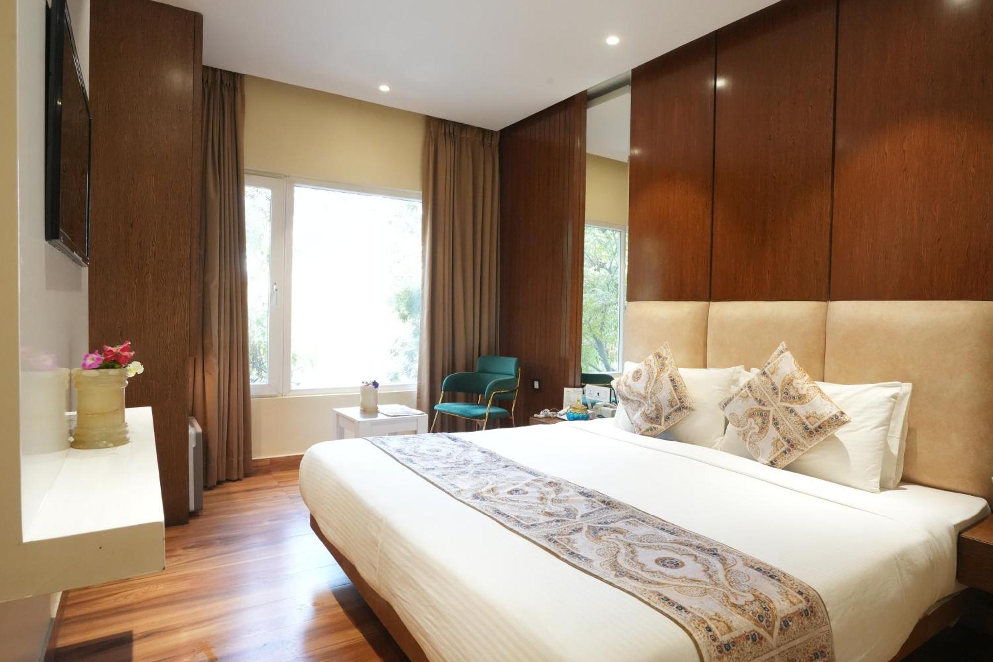 Hotel Stamps Golden Lagoon By Eight Continents - Opposite To Golden Temple 3*