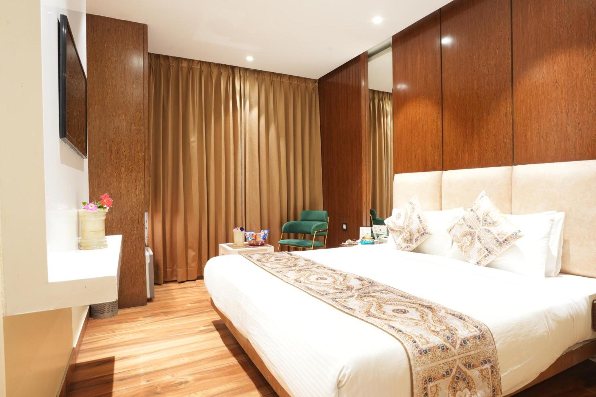 Hotel Stamps Golden Lagoon By Eight Continents - Opposite To Golden Temple Amritsar