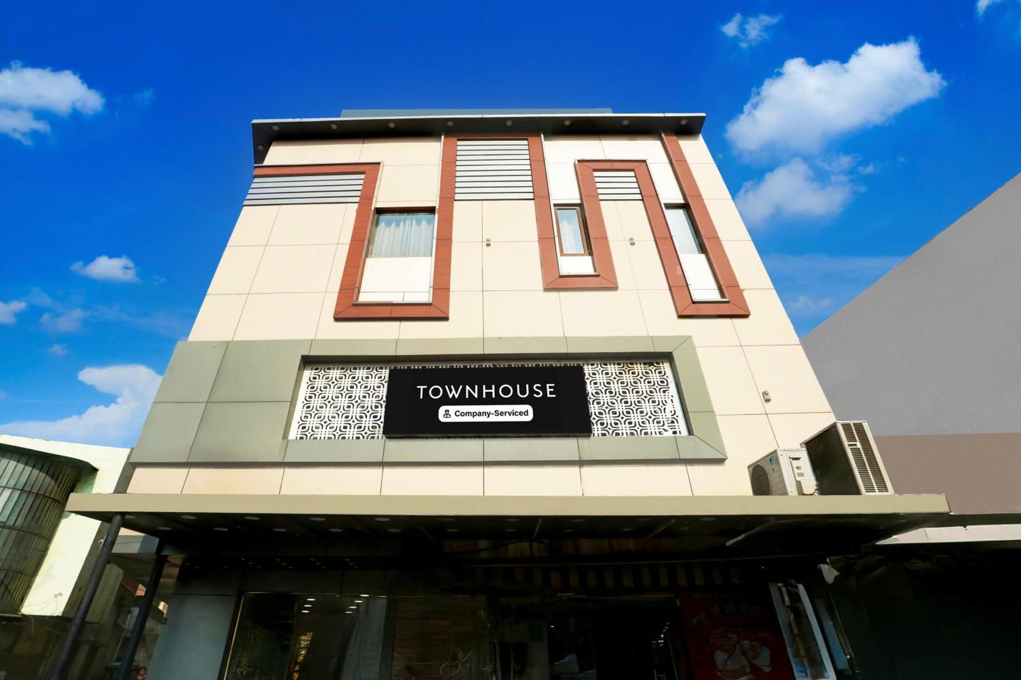 Super Townhouse Ajit Nagar Near Golden Temple Hotel