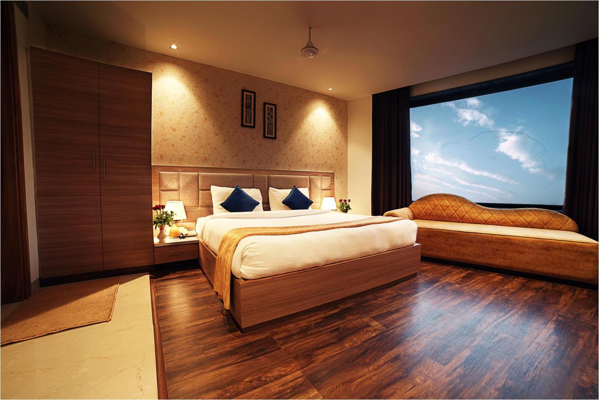 Treehouse London Street 3*