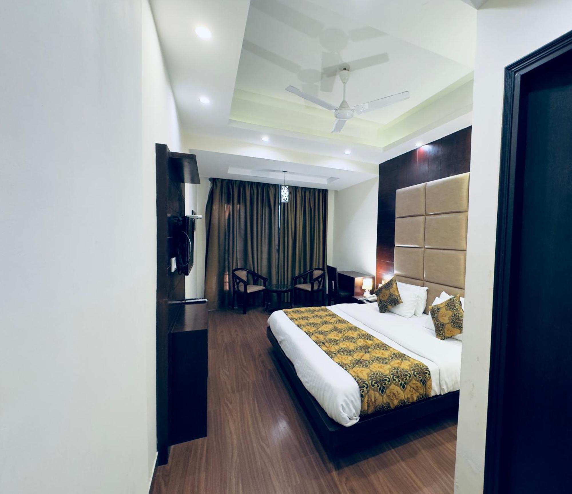 White Crest - 300 Mtr From Golden Temple ! Prime Location ! Parking ! Hygenic ! Hotel 4*
