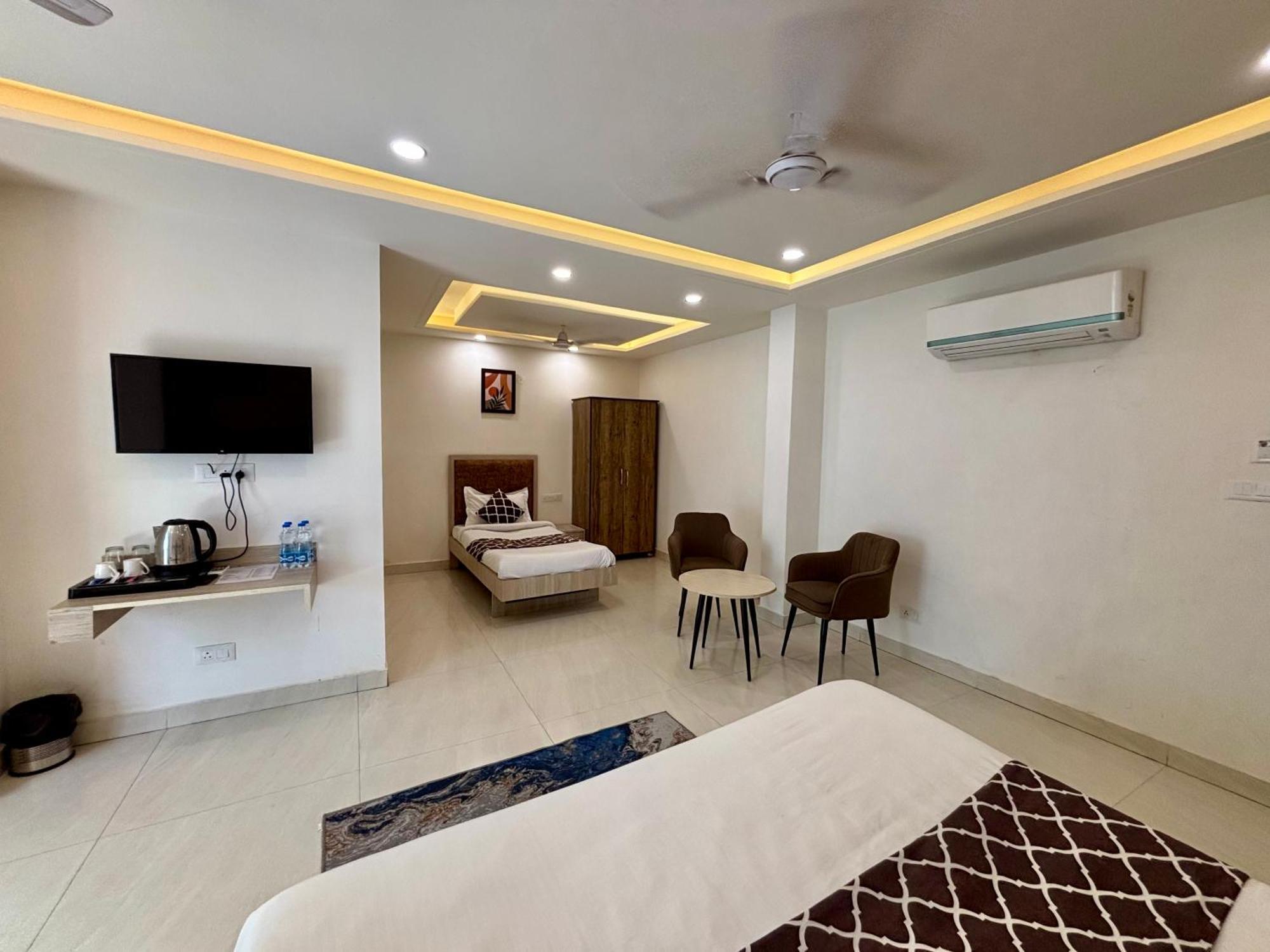 Hotel G R Residency Golden Temple Just 2 Mins Walking Distance From 2*