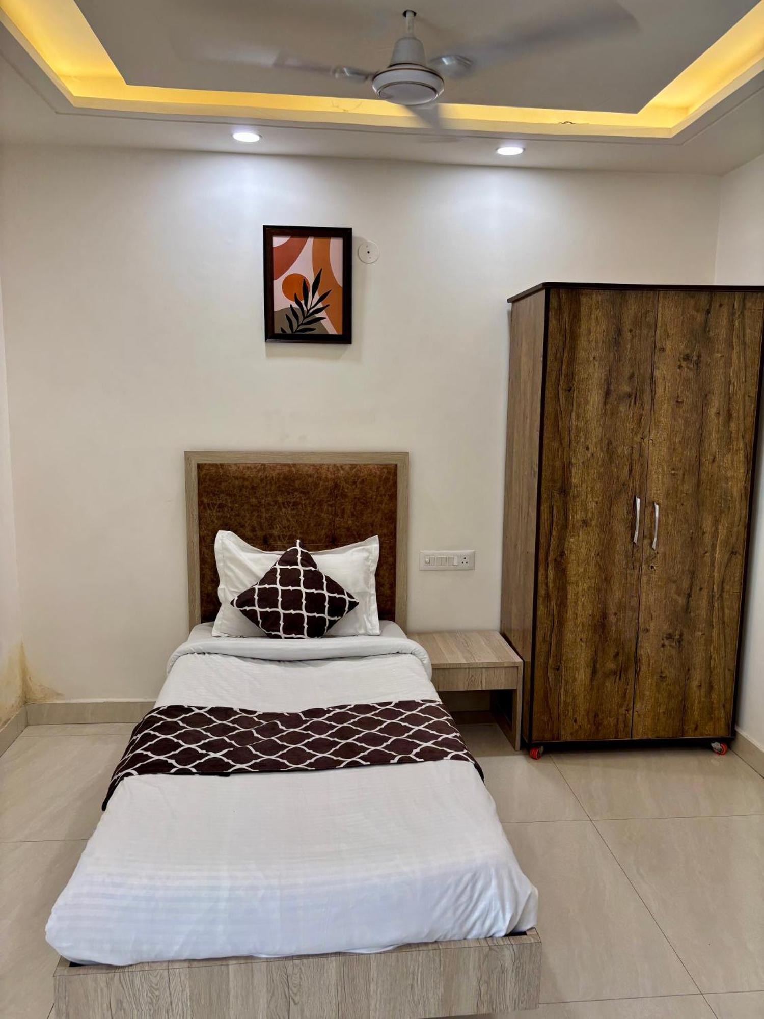 G R Residency Golden Temple Just 2 Mins Walking Distance From Hotel