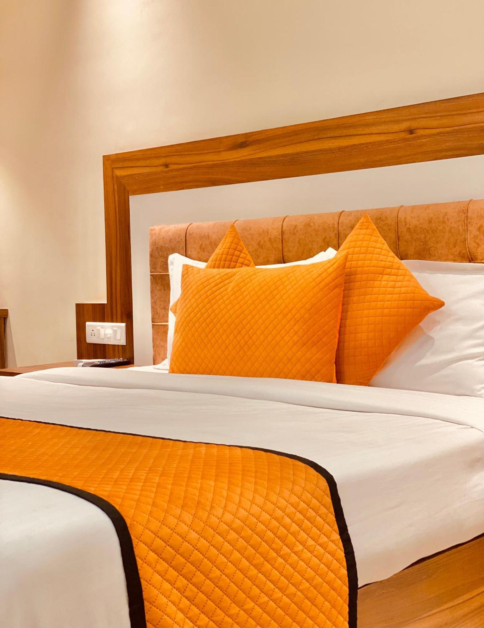 White Crest - 300 Mtr From Golden Temple ! Prime Location ! Parking ! Hygenic ! 4* Amritsar