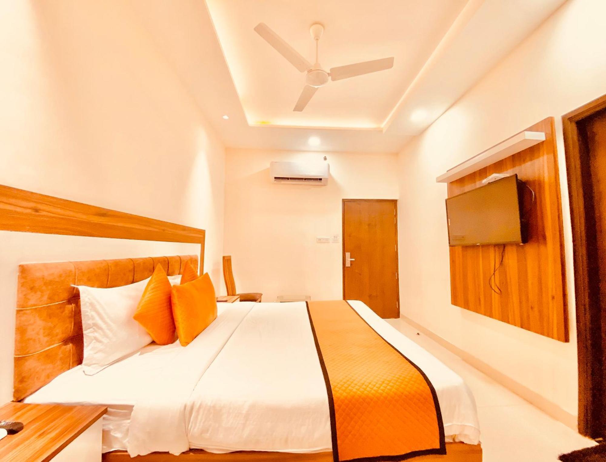 White Crest - 300 Mtr From Golden Temple ! Prime Location ! Parking ! Hygenic ! Hotel 4*