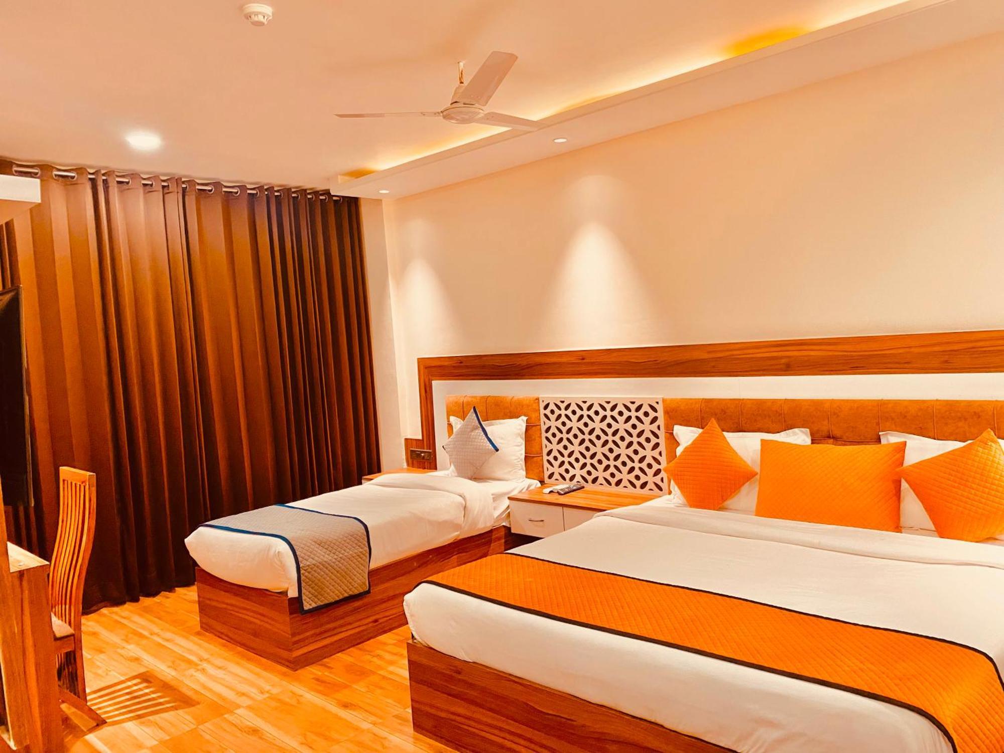 White Crest - 300 Mtr From Golden Temple ! Prime Location ! Parking ! Hygenic ! 4*