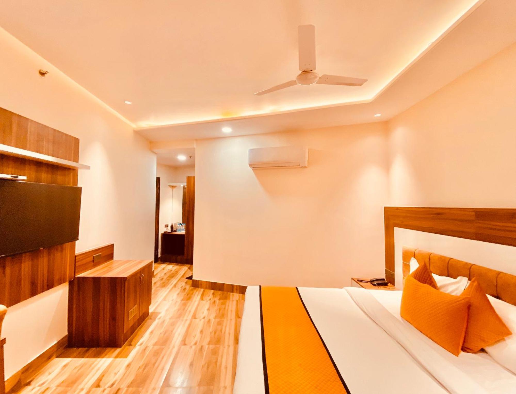 Hotel White Crest - 300 Mtr From Golden Temple ! Prime Location ! Parking ! Hygenic !