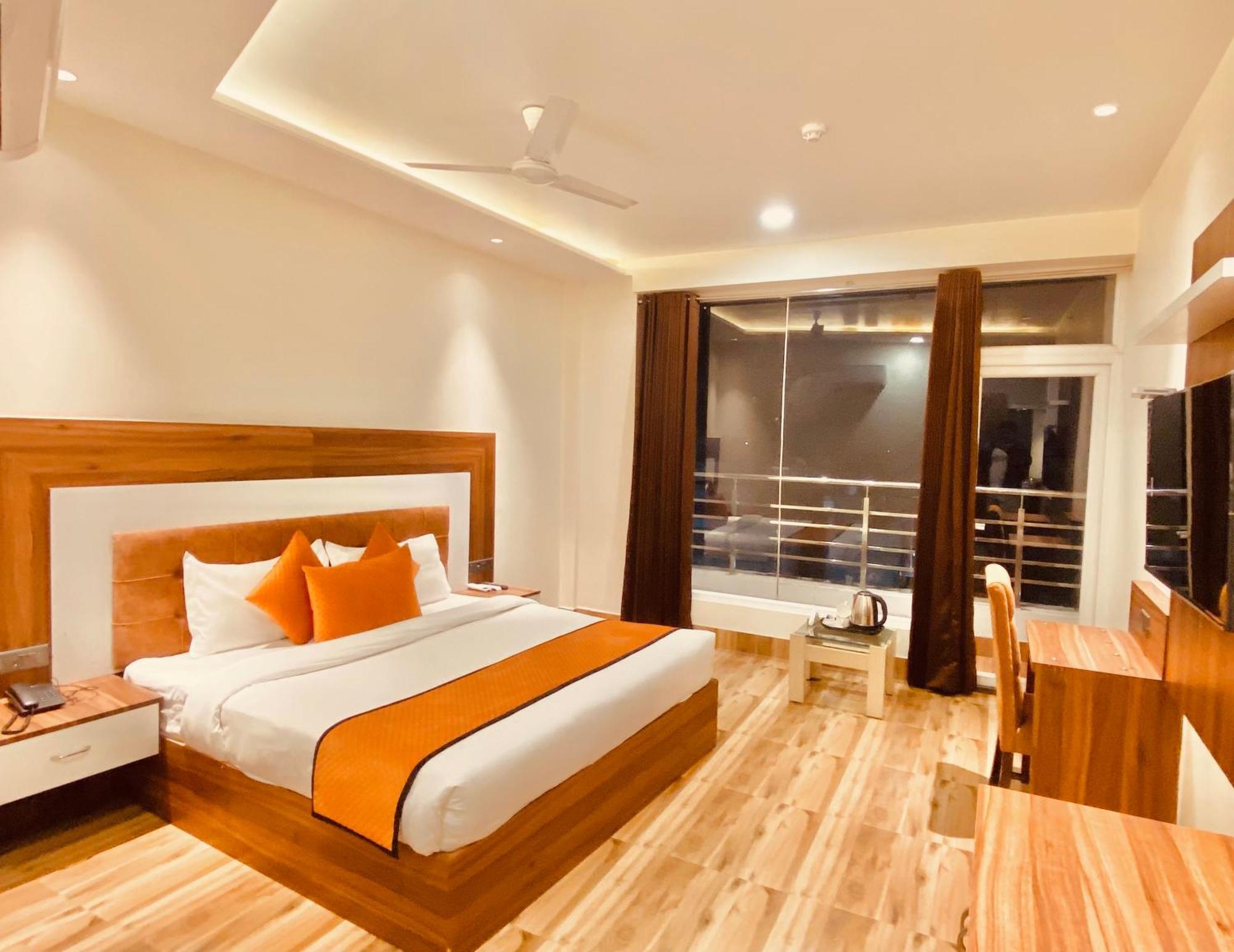 White Crest - 300 Mtr From Golden Temple ! Prime Location ! Parking ! Hygenic ! Hotel 4*