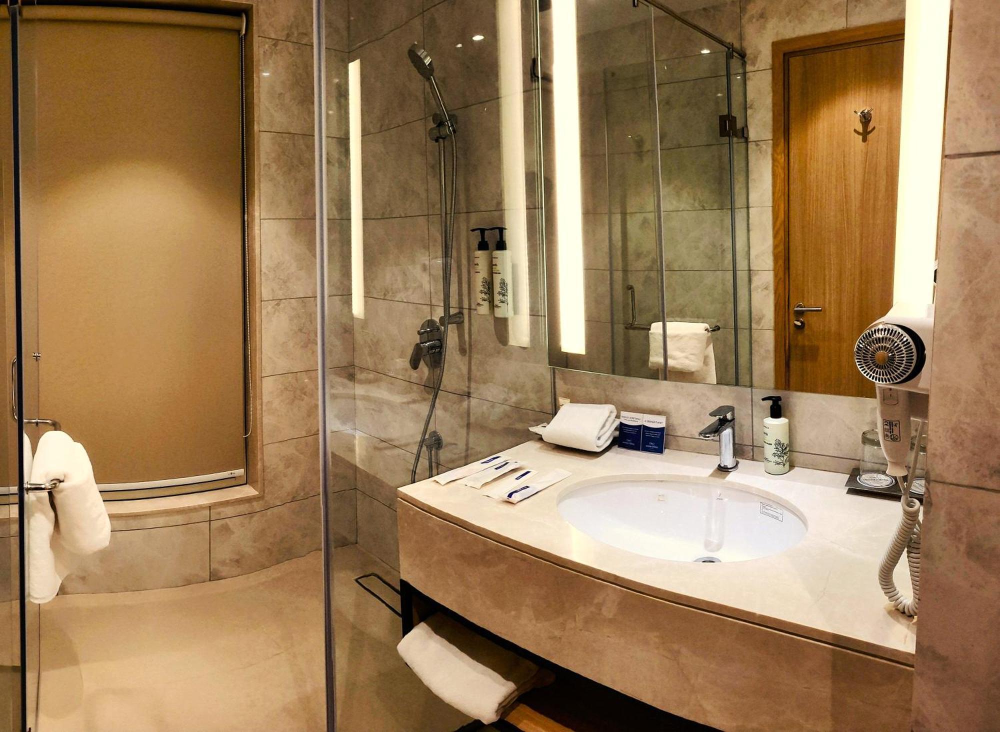 Hotel Golden Sarovar Portico