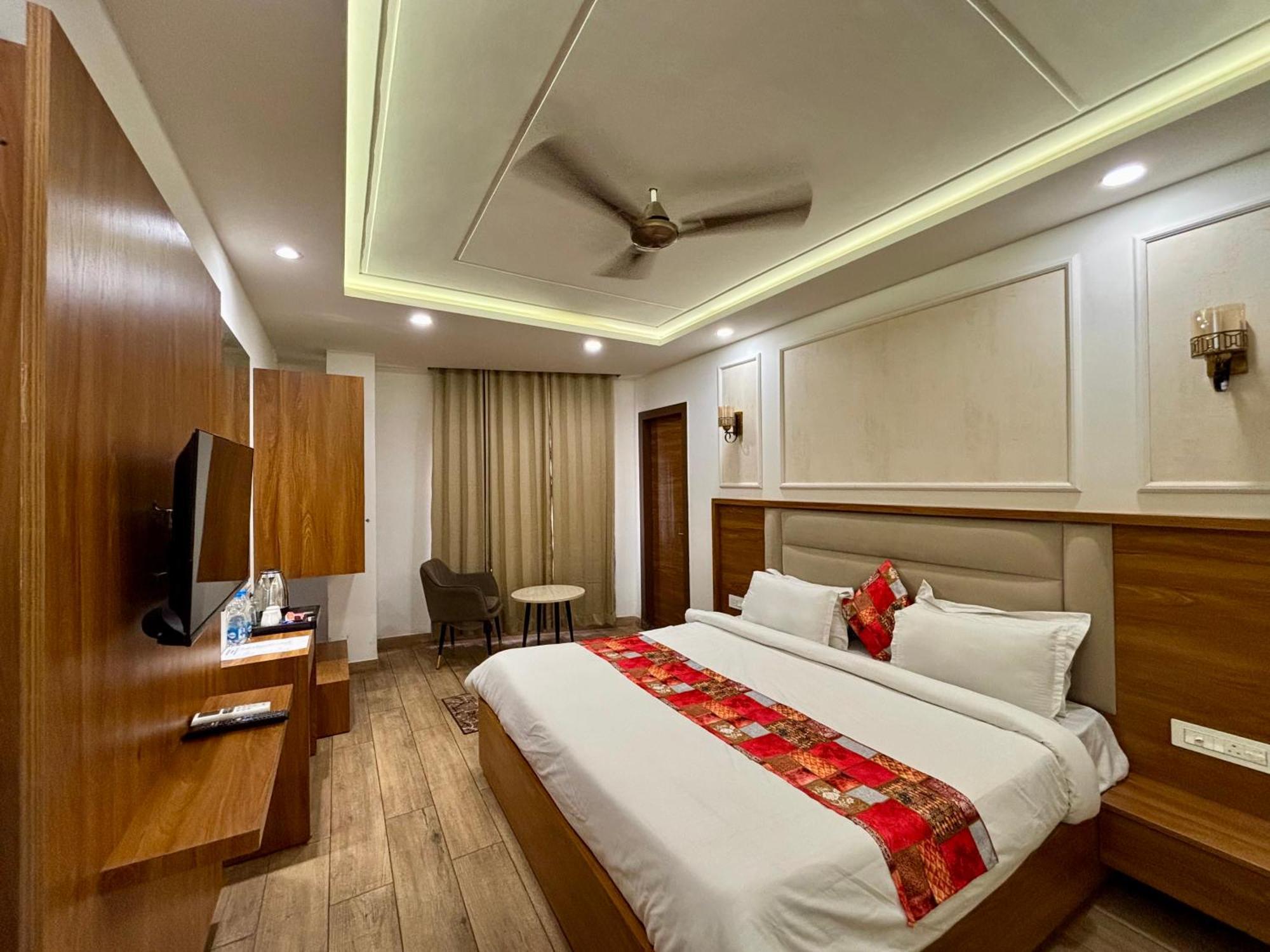 Hotel G R Residency Golden Temple Just 2 Mins Walking Distance From 2*