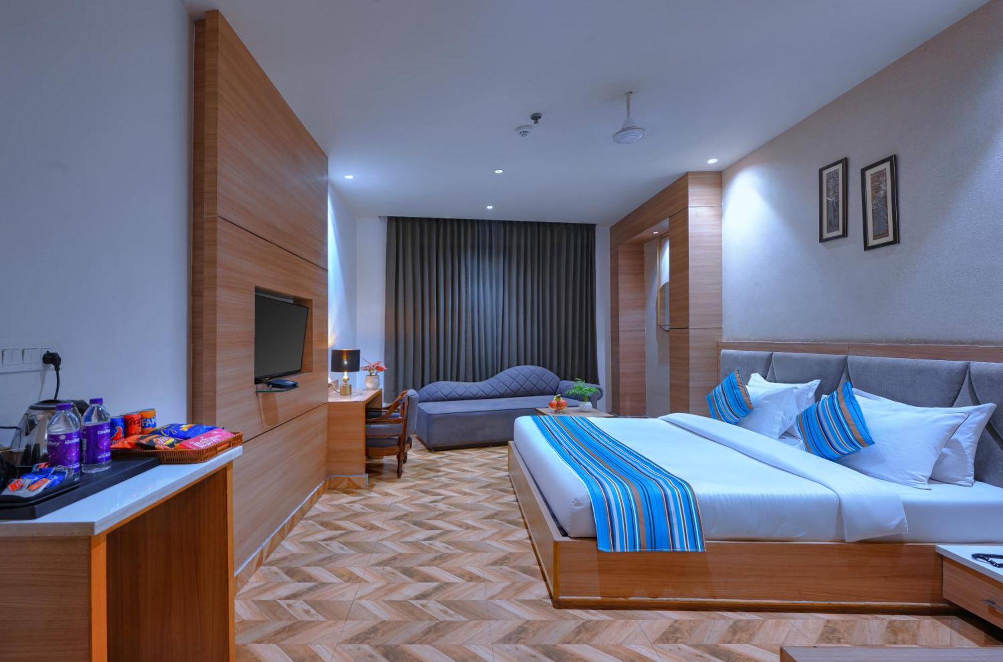 Treehouse London Street 3*