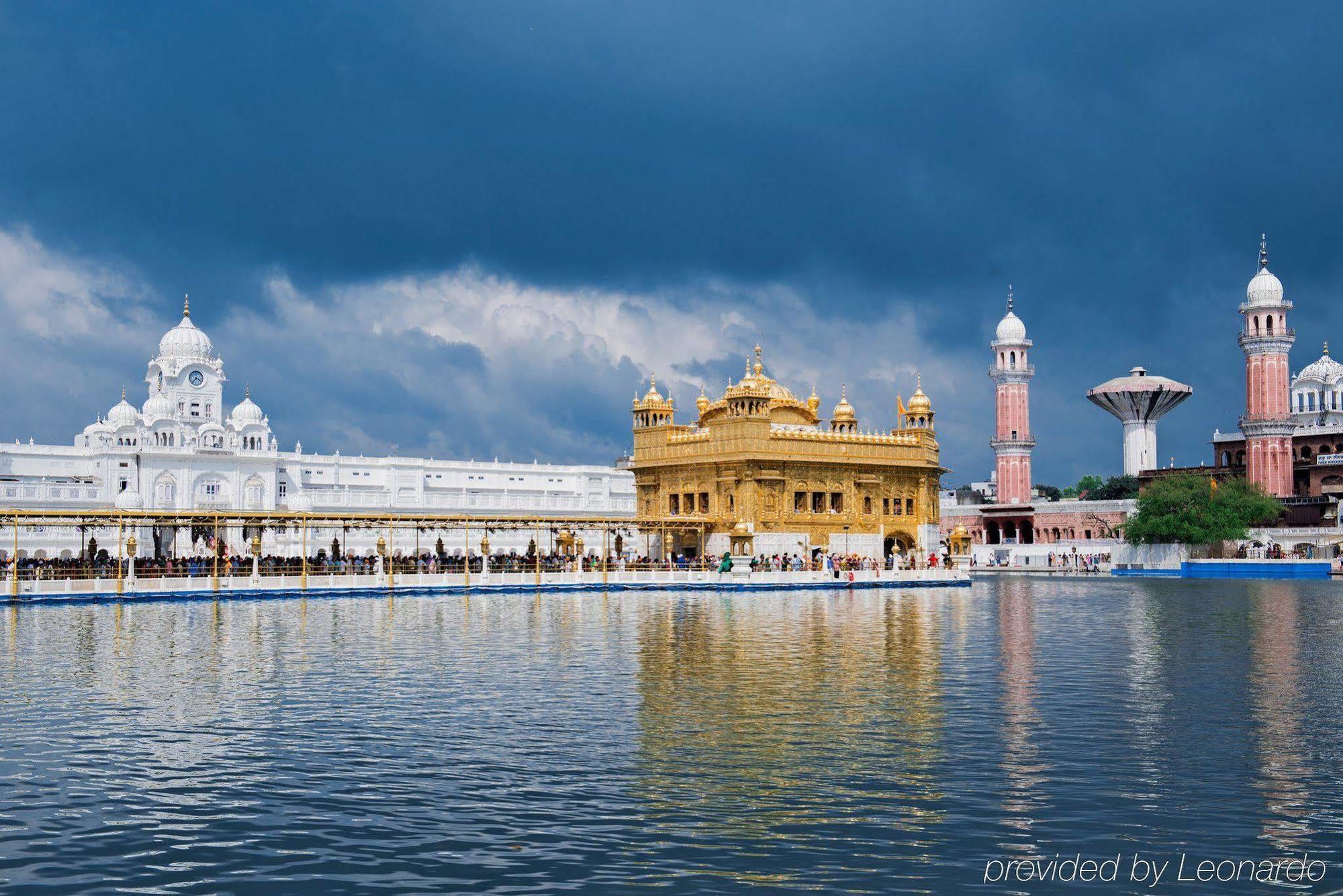 Hotel Hk Clarks Inn, Amritsar