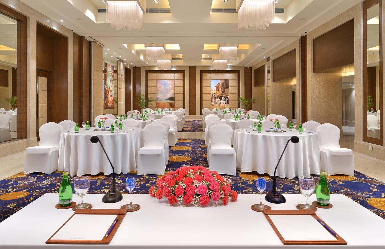 Hotel Golden Sarovar Portico 4*