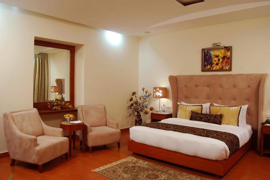 Hotel Hk Clarks Inn, Amritsar