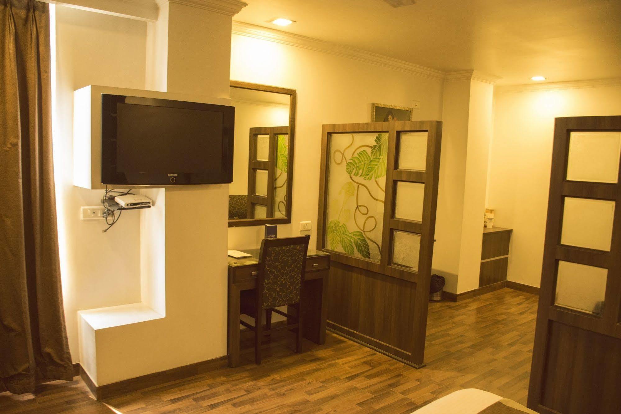Hotel Fabhotel Aaykay Model Town