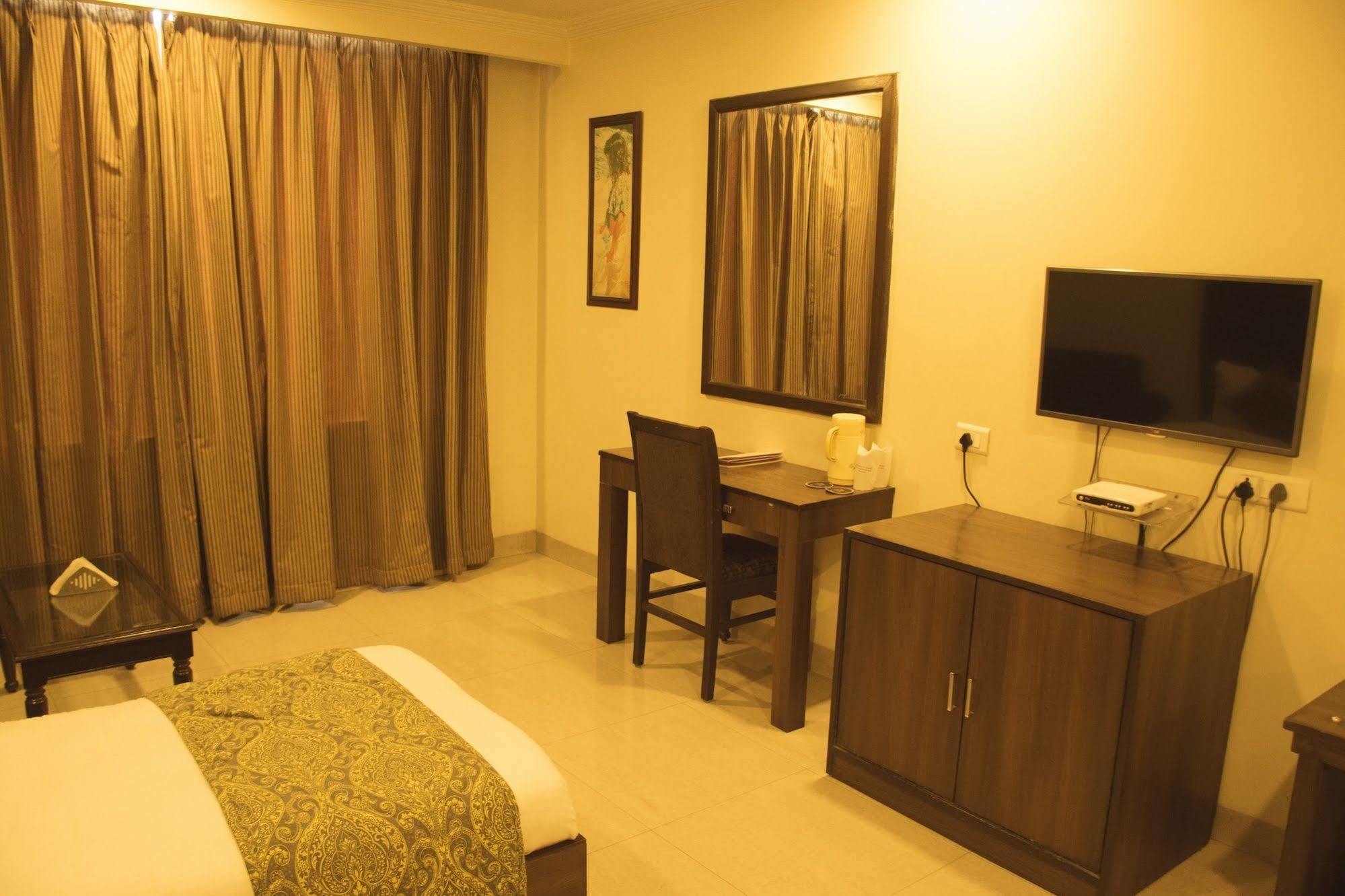 Fabhotel Aaykay Model Town Hotel 3*