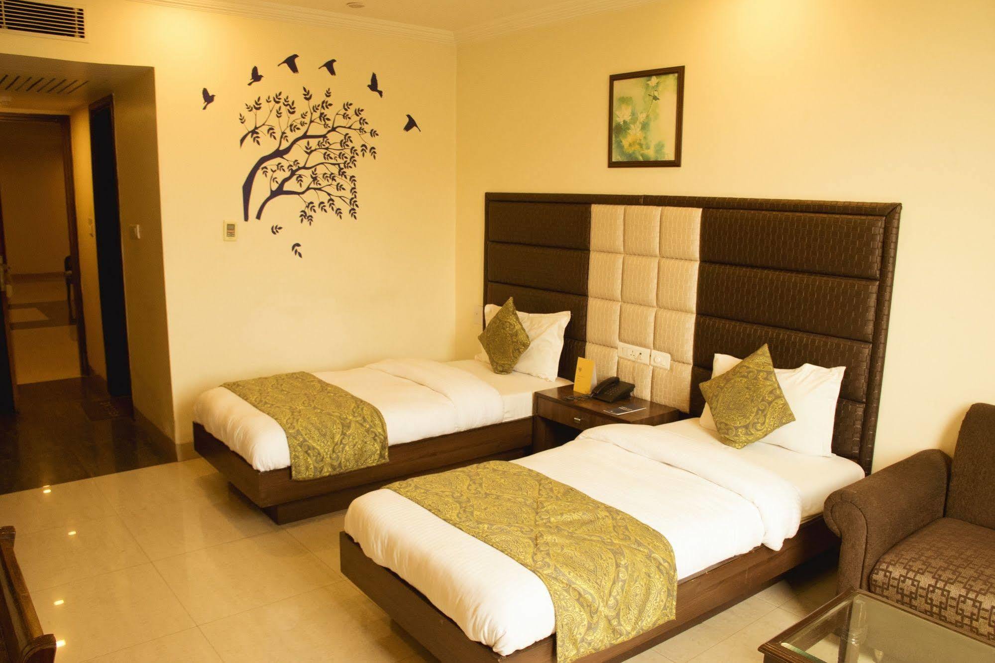 Fabhotel Aaykay Model Town Hotel 3*