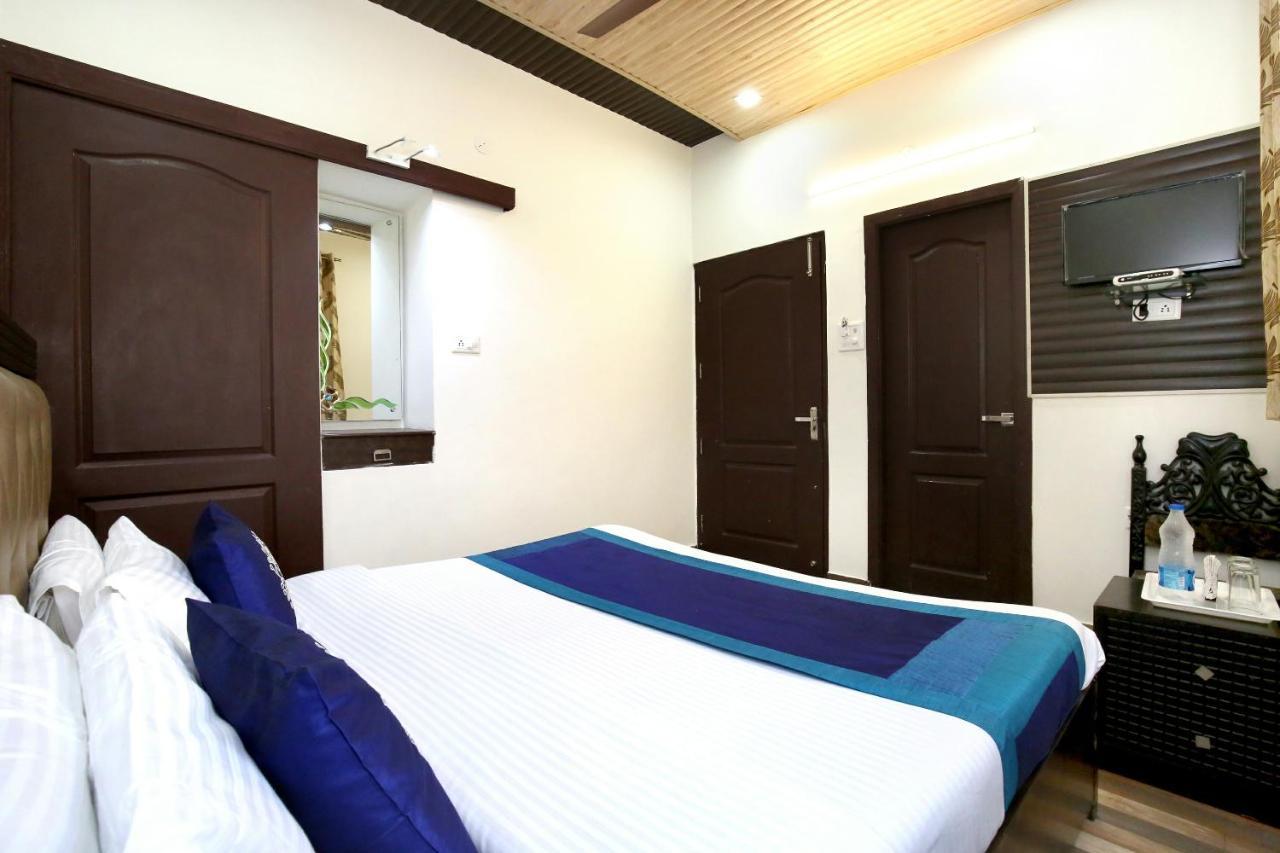 Hotel Oyo 9602 Bharat 3*