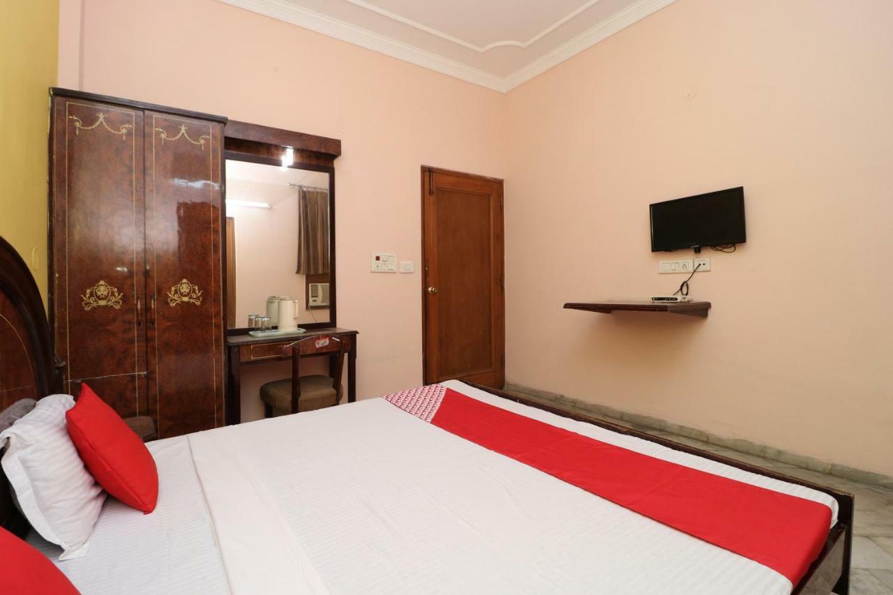 Vaccinated Staff - Capital O 35965 Kishore Castle Hotel 3*